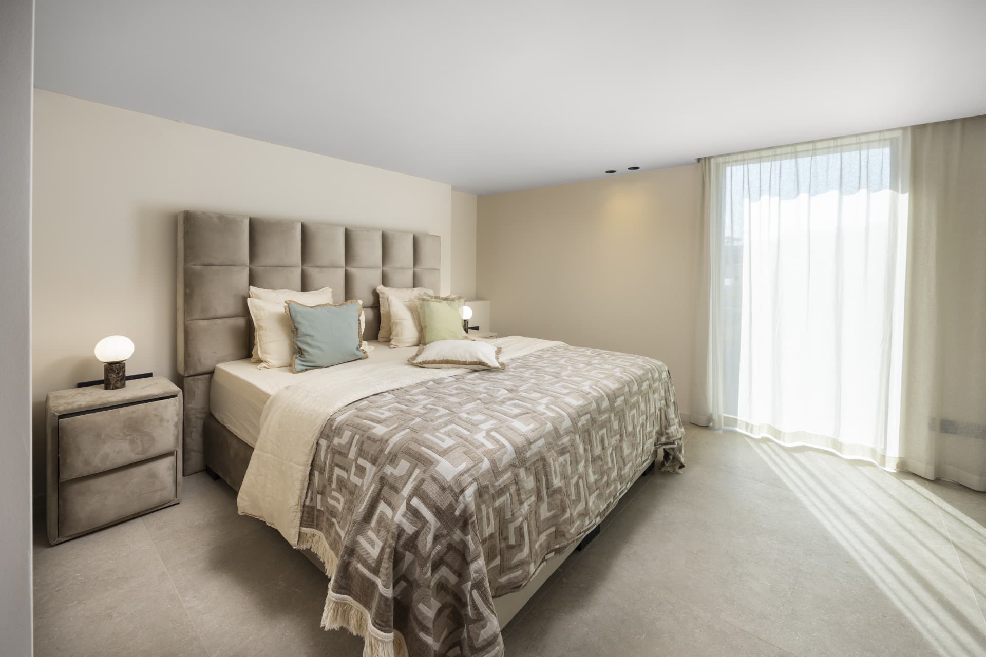 Situated in a prime residential location within Nueva Andalucía—in the heart of Marbella’s Golf Valley—this exceptional