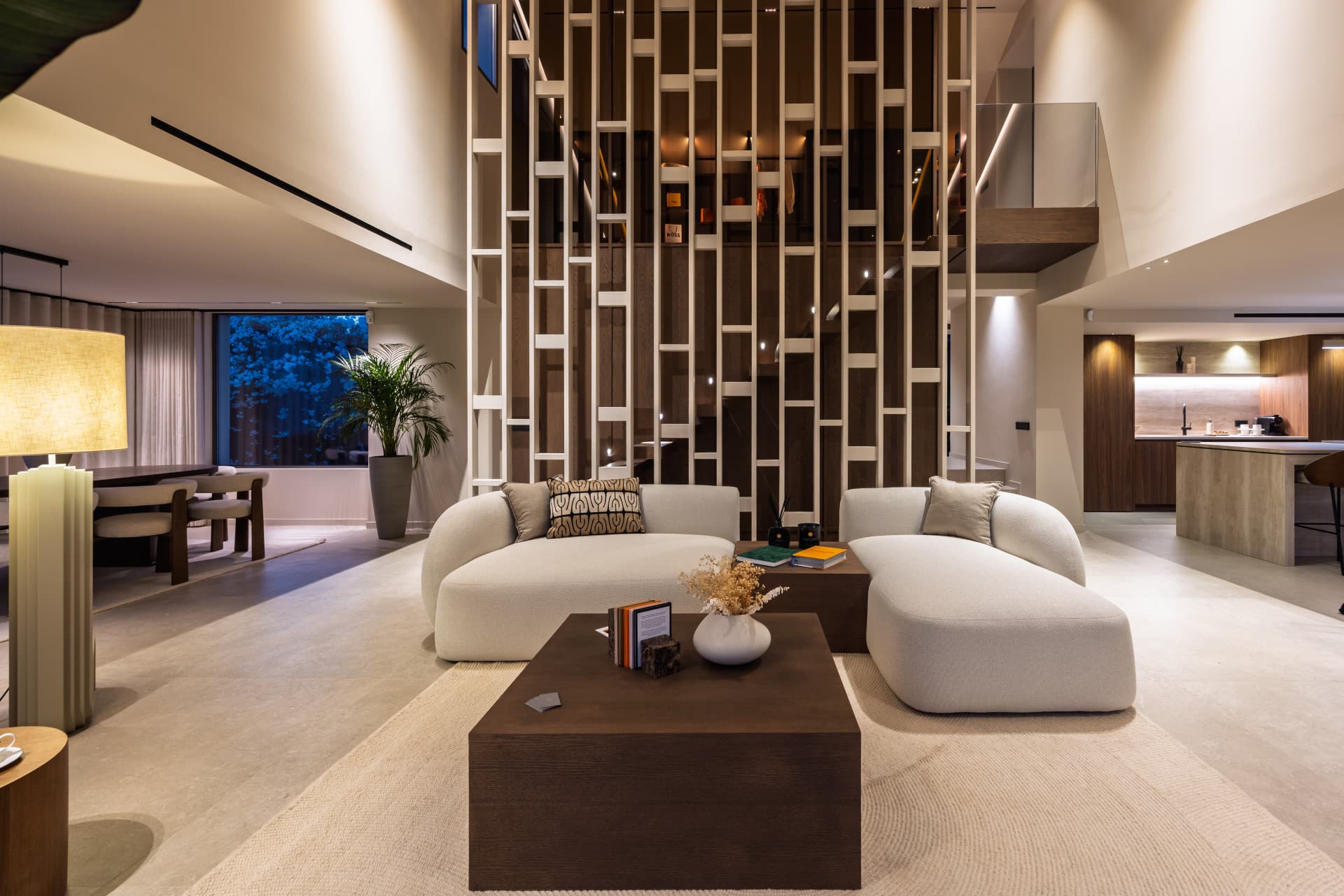 Situated in a prime residential location within Nueva Andalucía—in the heart of Marbella’s Golf Valley—this exceptional