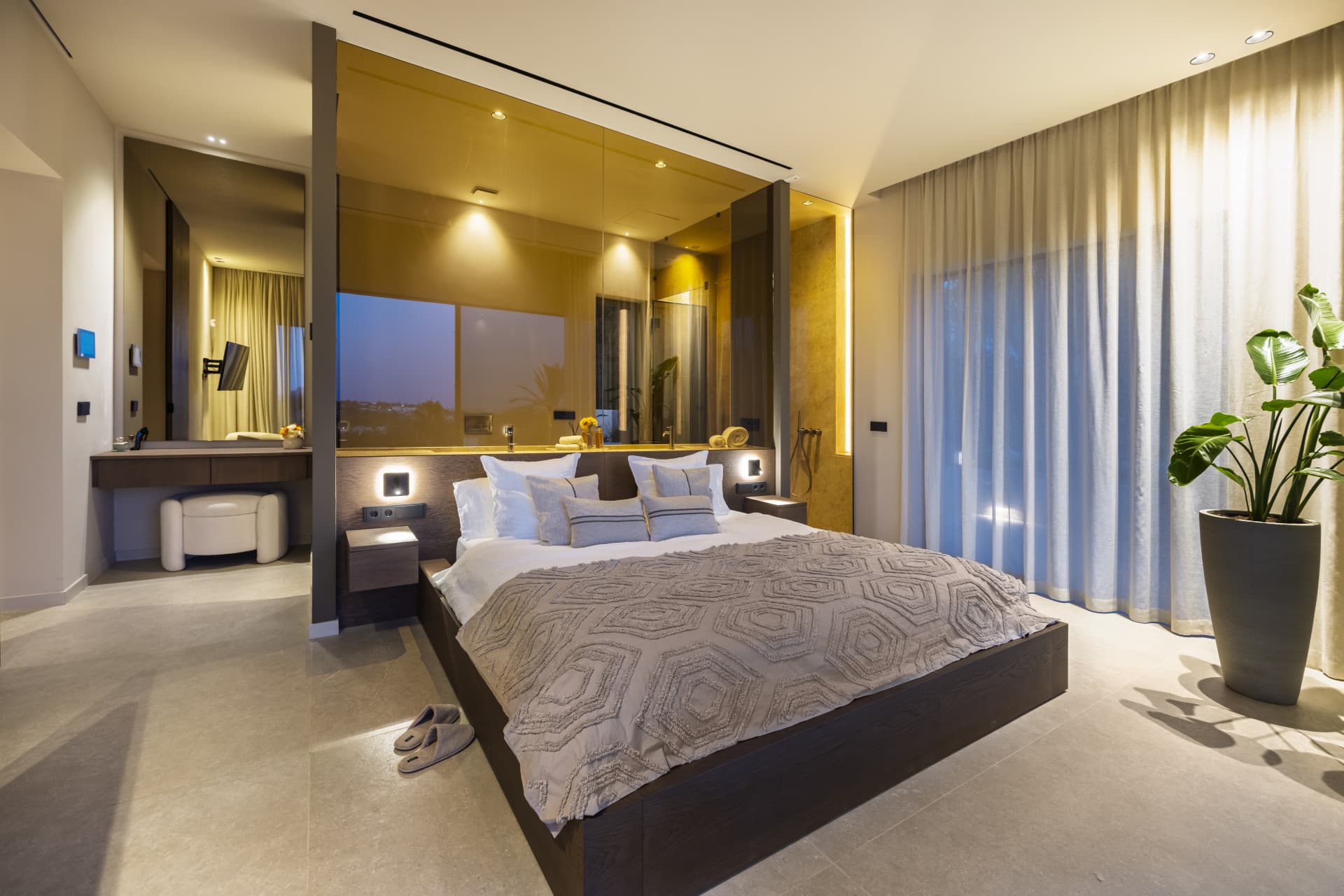 Situated in a prime residential location within Nueva Andalucía—in the heart of Marbella’s Golf Valley—this exceptional