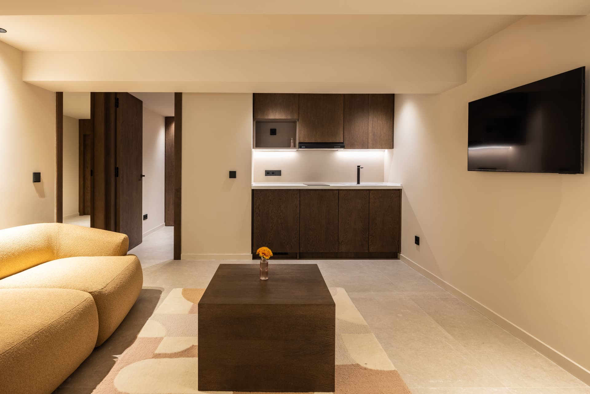 Situated in a prime residential location within Nueva Andalucía—in the heart of Marbella’s Golf Valley—this exceptional