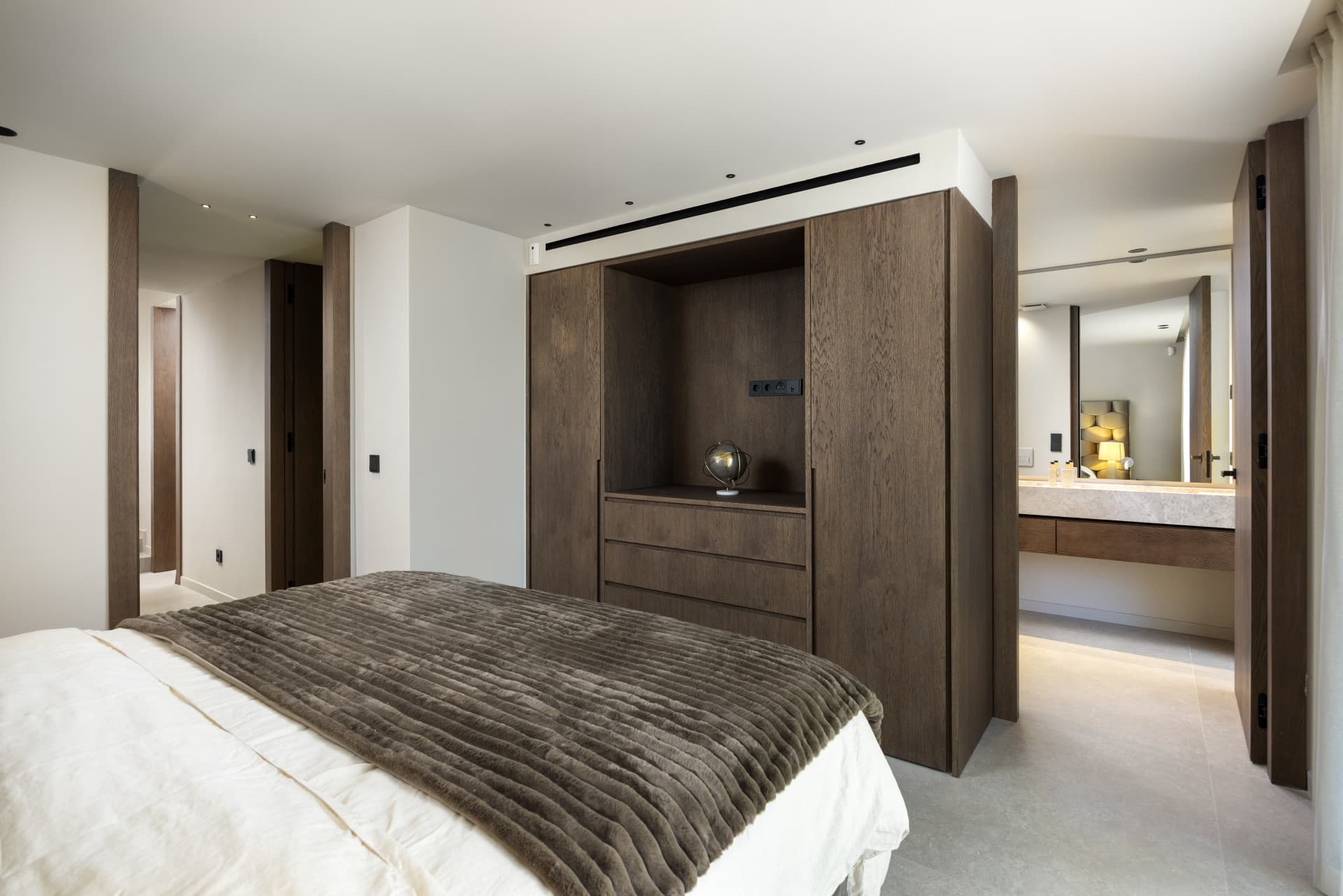 Situated in a prime residential location within Nueva Andalucía—in the heart of Marbella’s Golf Valley—this exceptional