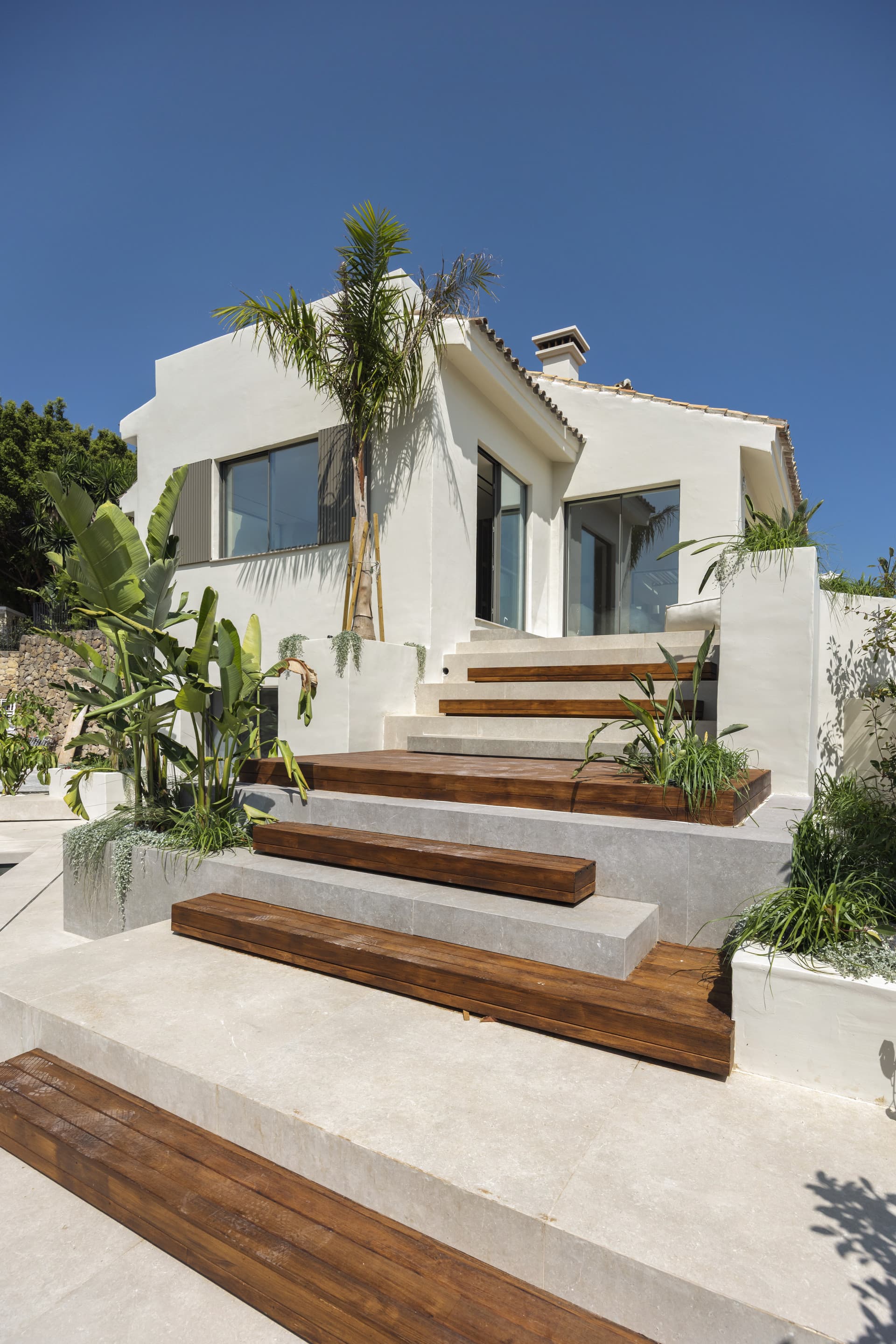 Situated in a prime residential location within Nueva Andalucía—in the heart of Marbella’s Golf Valley—this exceptional