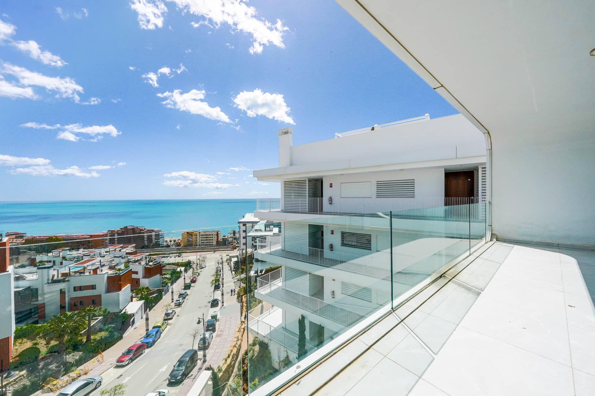 This beautiful south-facing duplex penthouse is located in the exclusive La Reserva del Higuerón Resort complex in Fueng