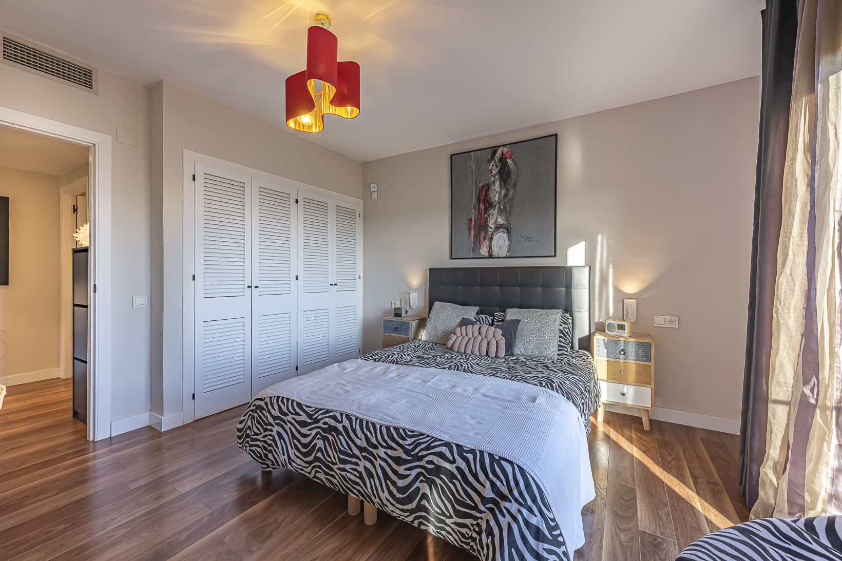 Located in the prestigious La Cartuja residential complex, one of the most established and private communities on the Ne