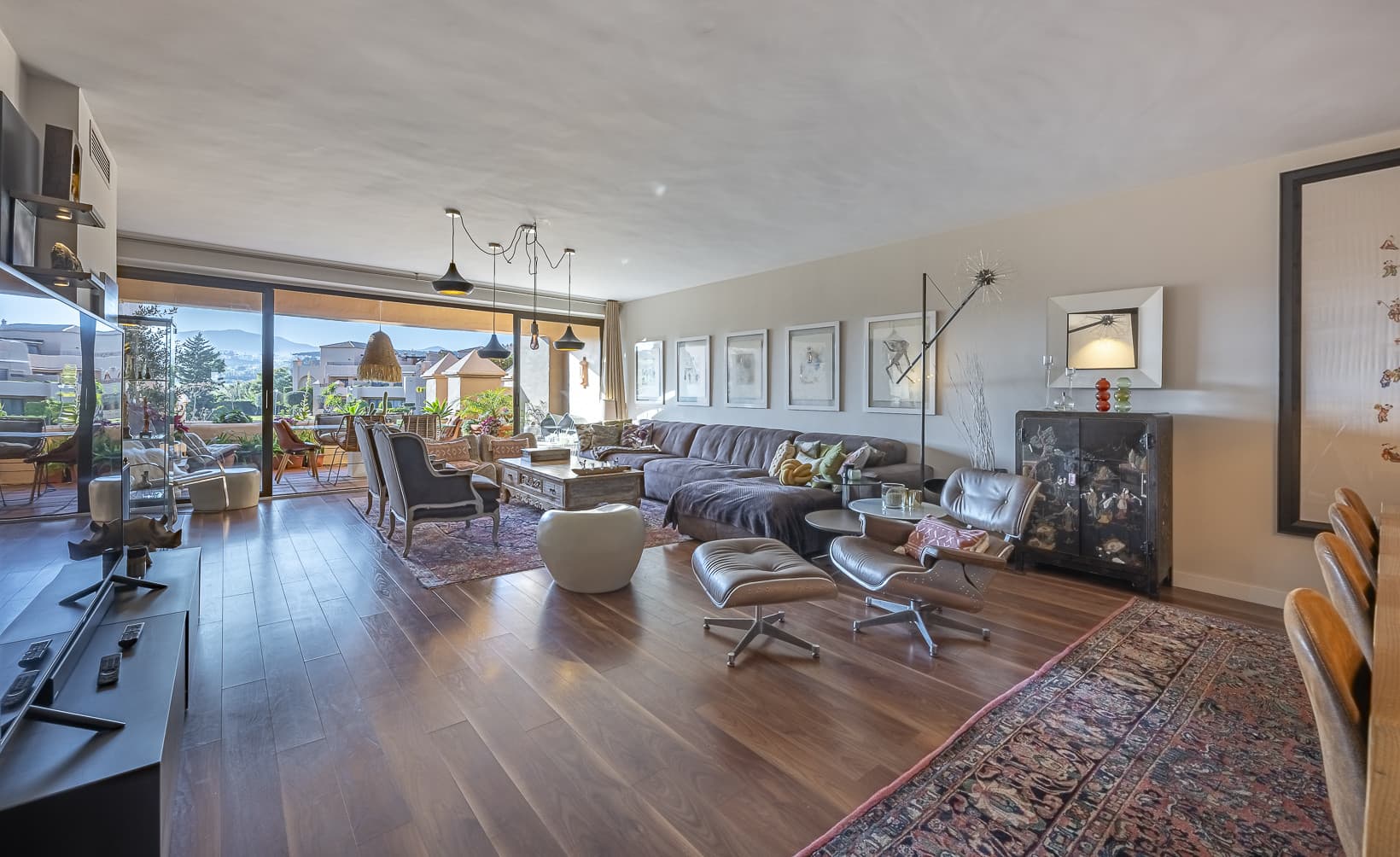 Located in the prestigious La Cartuja residential complex, one of the most established and private communities on the Ne