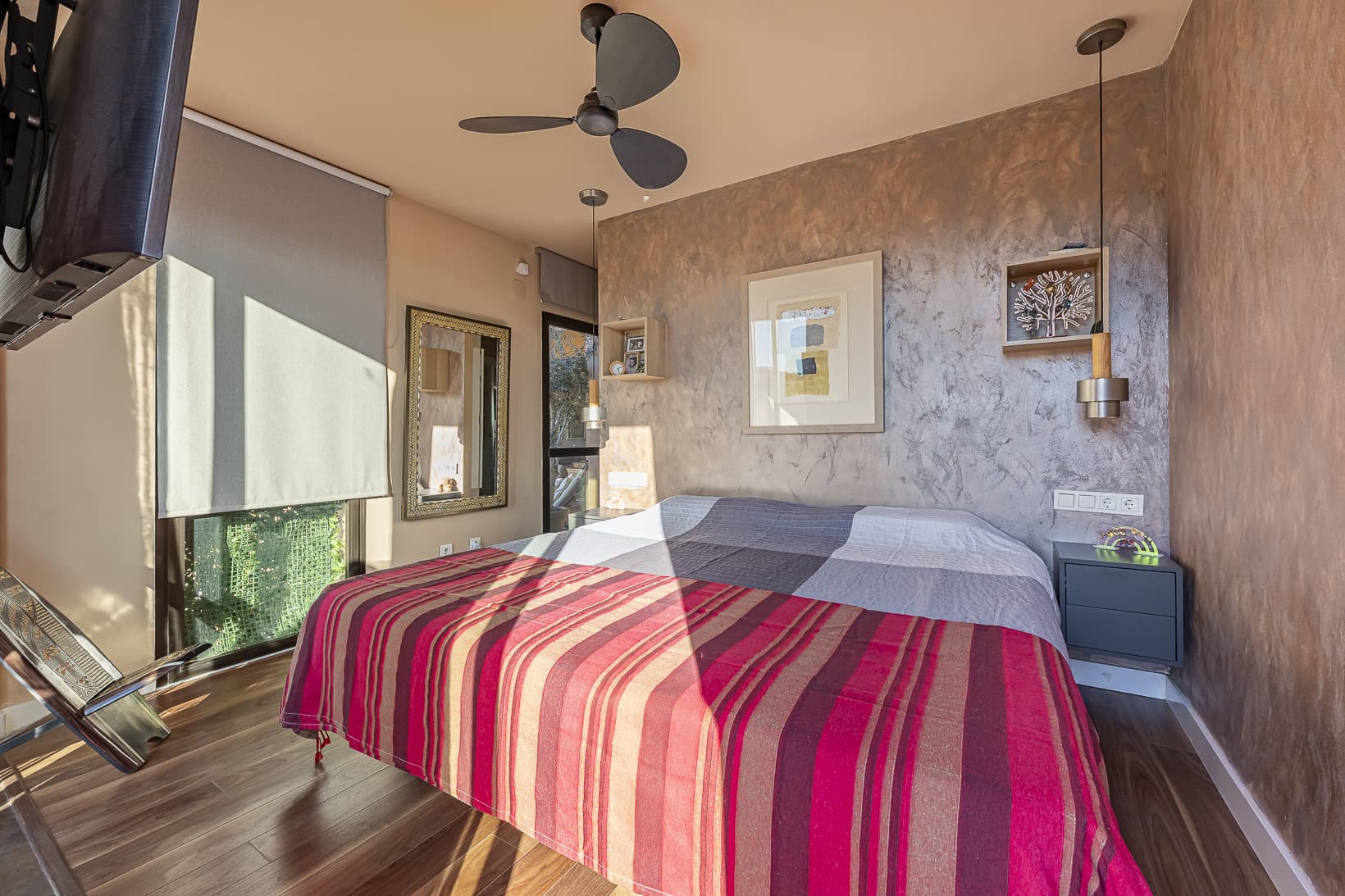 Located in the prestigious La Cartuja residential complex, one of the most established and private communities on the Ne