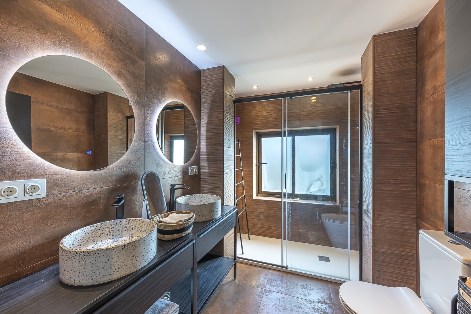 Located in the prestigious La Cartuja residential complex, one of the most established and private communities on the Ne