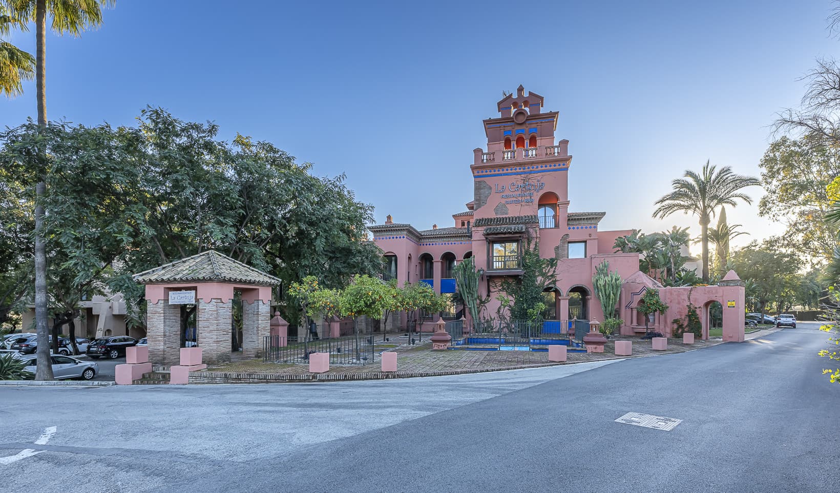 Located in the prestigious La Cartuja residential complex, one of the most established and private communities on the Ne