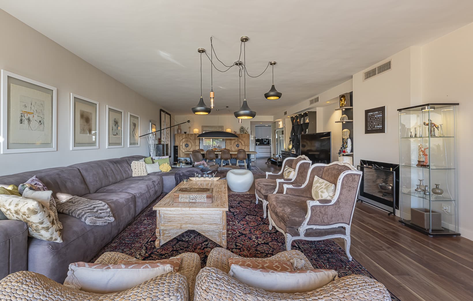 Located in the prestigious La Cartuja residential complex, one of the most established and private communities on the Ne
