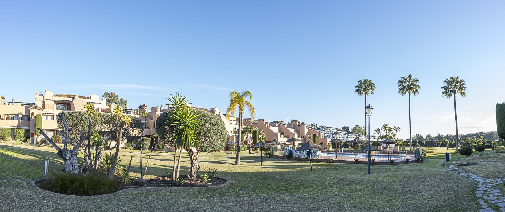 Located in the prestigious La Cartuja residential complex, one of the most established and private communities on the Ne