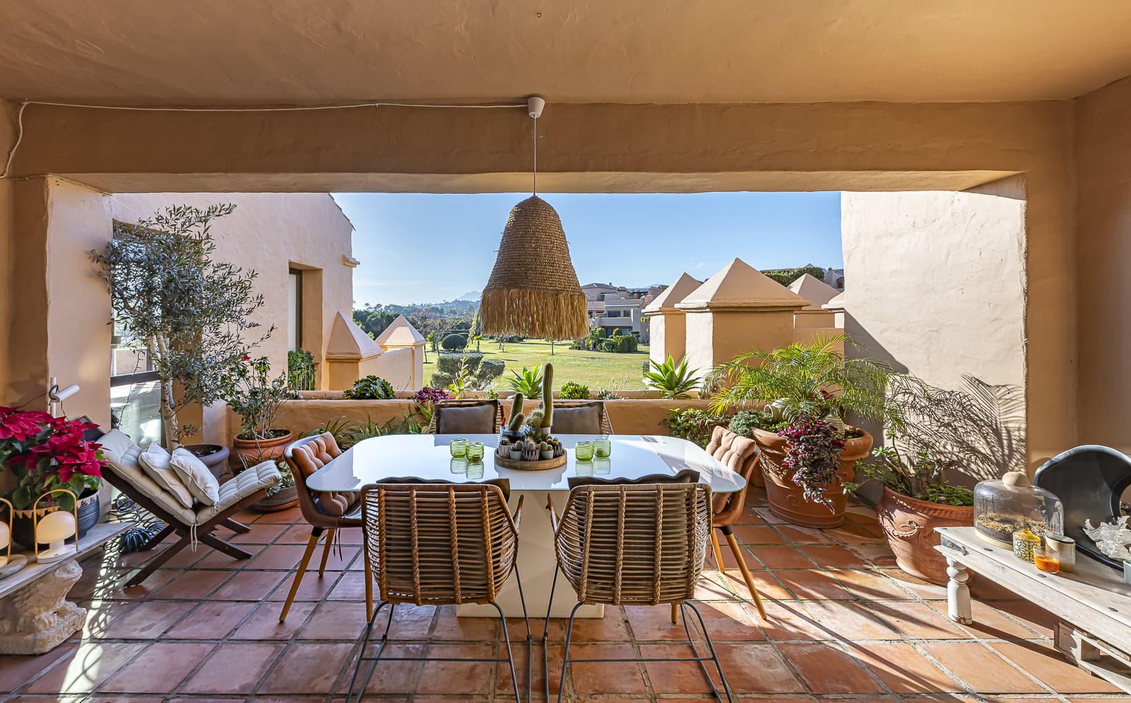Located in the prestigious La Cartuja residential complex, one of the most established and private communities on the Ne