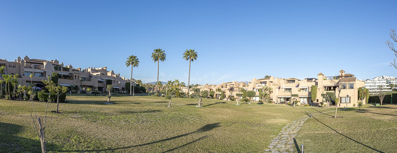 Located in the prestigious La Cartuja residential complex, one of the most established and private communities on the Ne