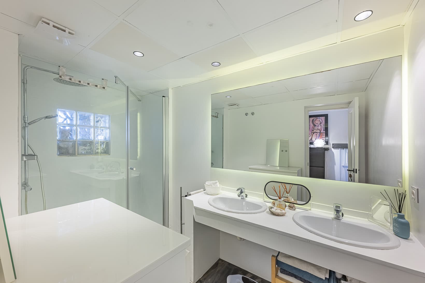 Located in the prestigious La Cartuja residential complex, one of the most established and private communities on the Ne