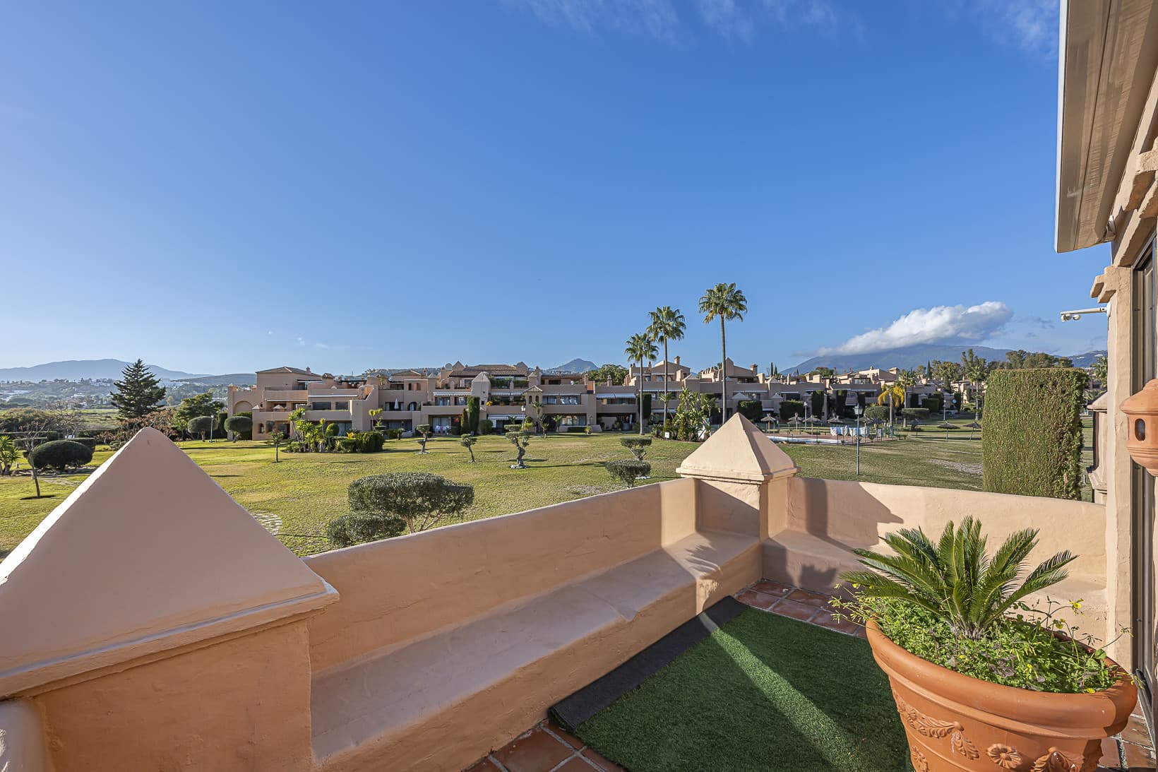 Located in the prestigious La Cartuja residential complex, one of the most established and private communities on the Ne
