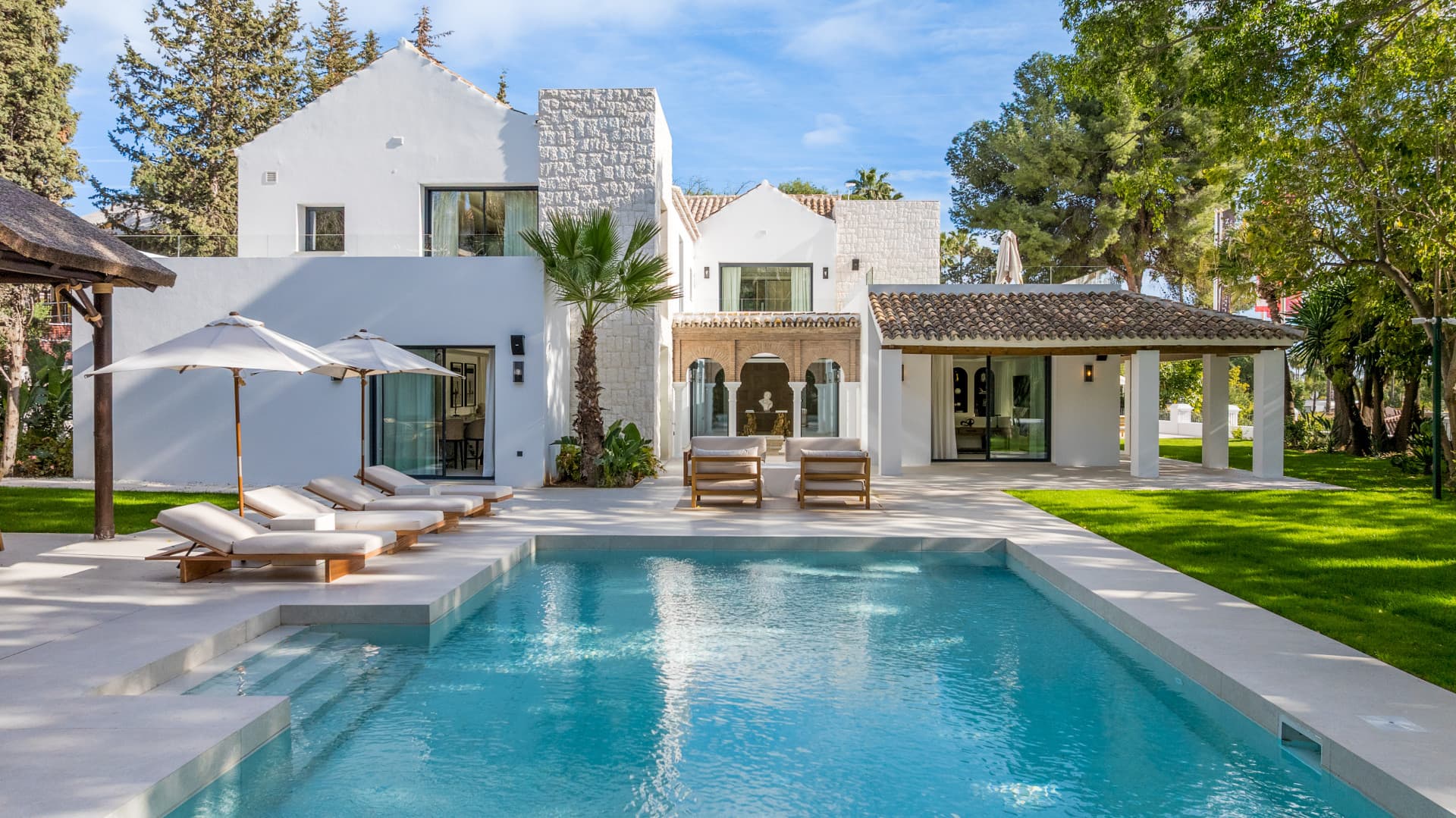 Located in the prestigious heart of Las Brisas, in Nueva Andalucía, Villa Las Palmeras represents an elegant fusion of c