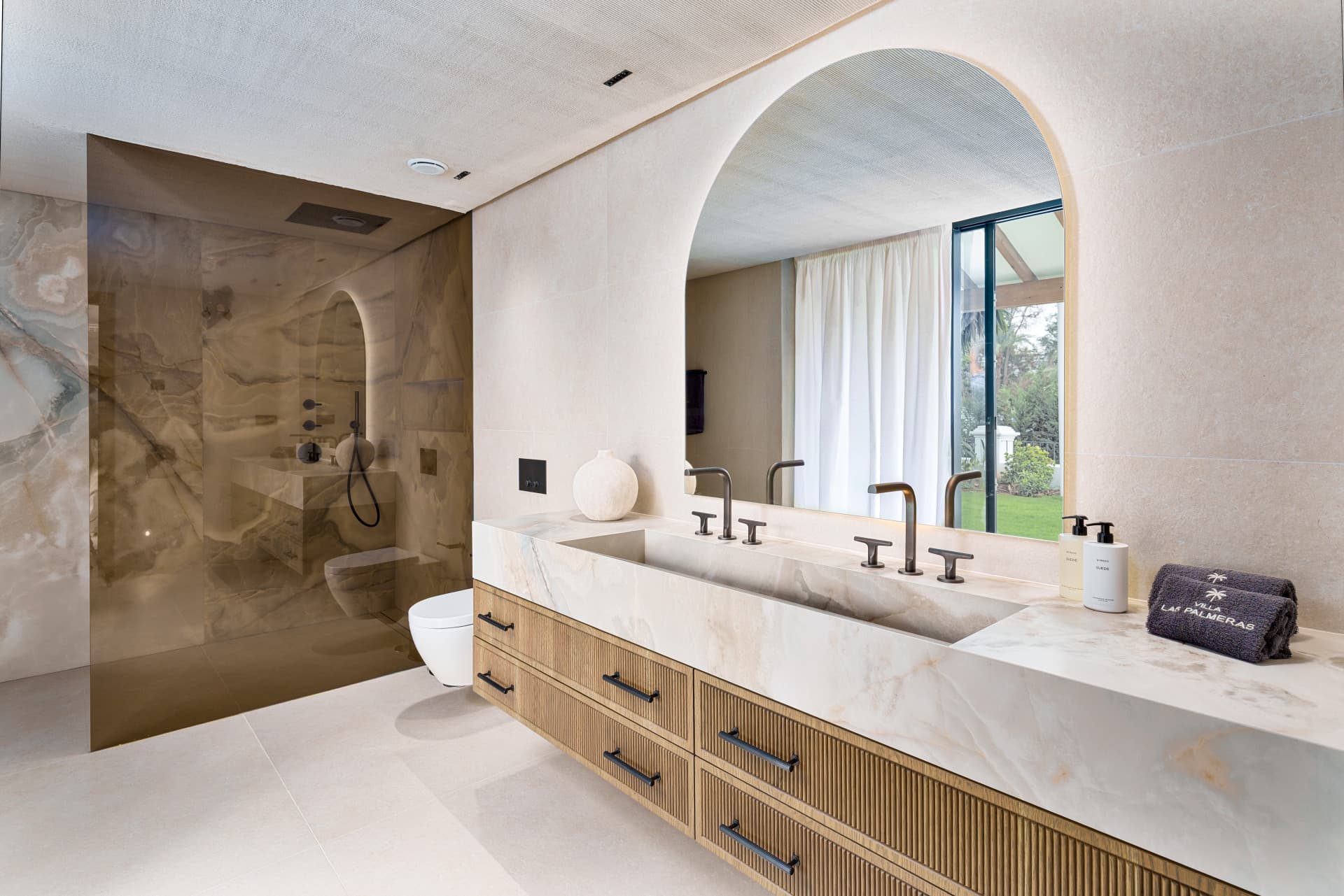 Located in the prestigious heart of Las Brisas, in Nueva Andalucía, Villa Las Palmeras represents an elegant fusion of c