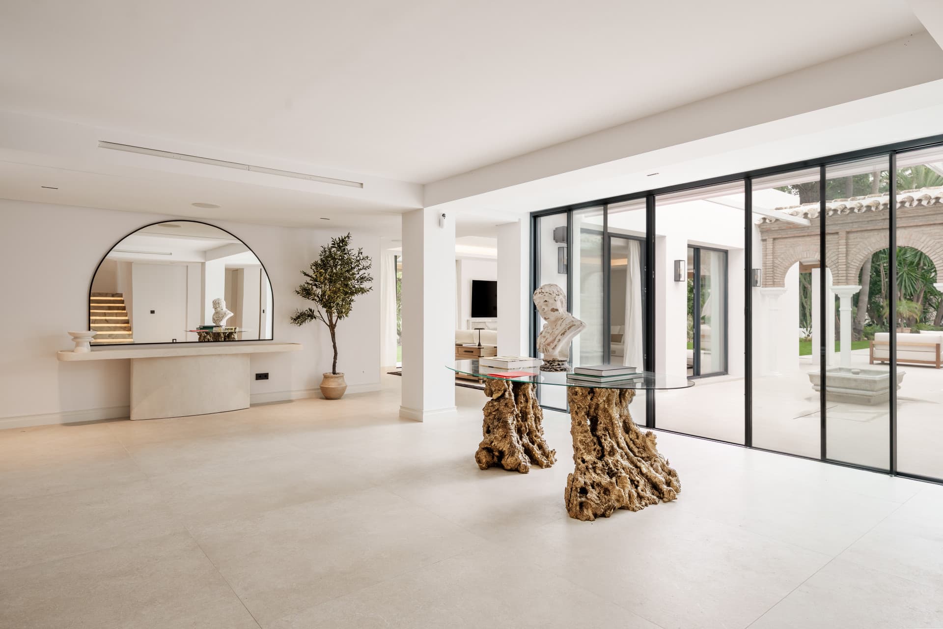 Located in the prestigious heart of Las Brisas, in Nueva Andalucía, Villa Las Palmeras represents an elegant fusion of c