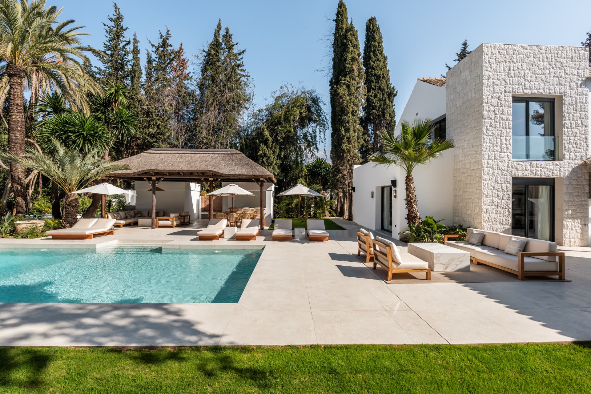 Located in the prestigious heart of Las Brisas, in Nueva Andalucía, Villa Las Palmeras represents an elegant fusion of c