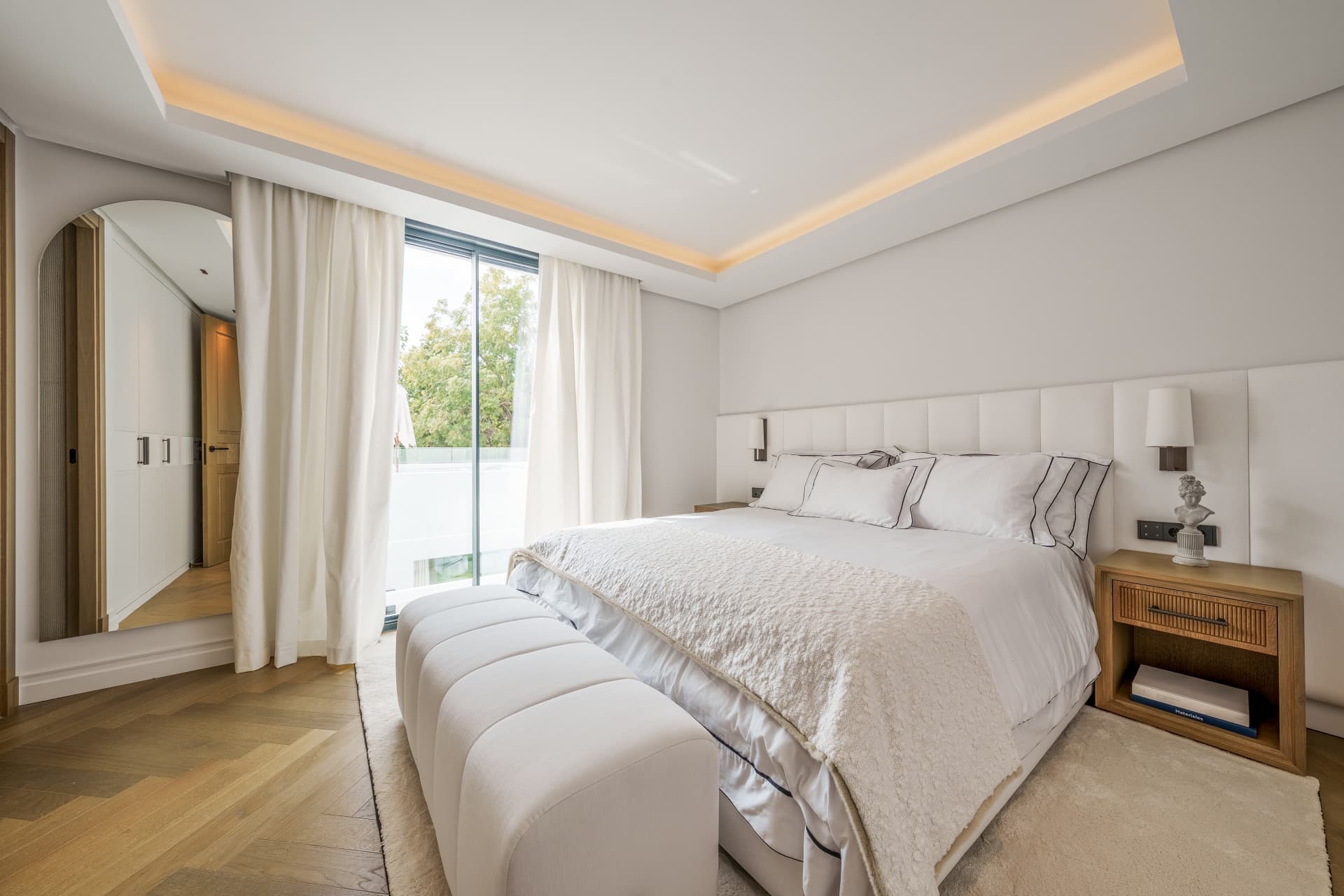 Located in the prestigious heart of Las Brisas, in Nueva Andalucía, Villa Las Palmeras represents an elegant fusion of c