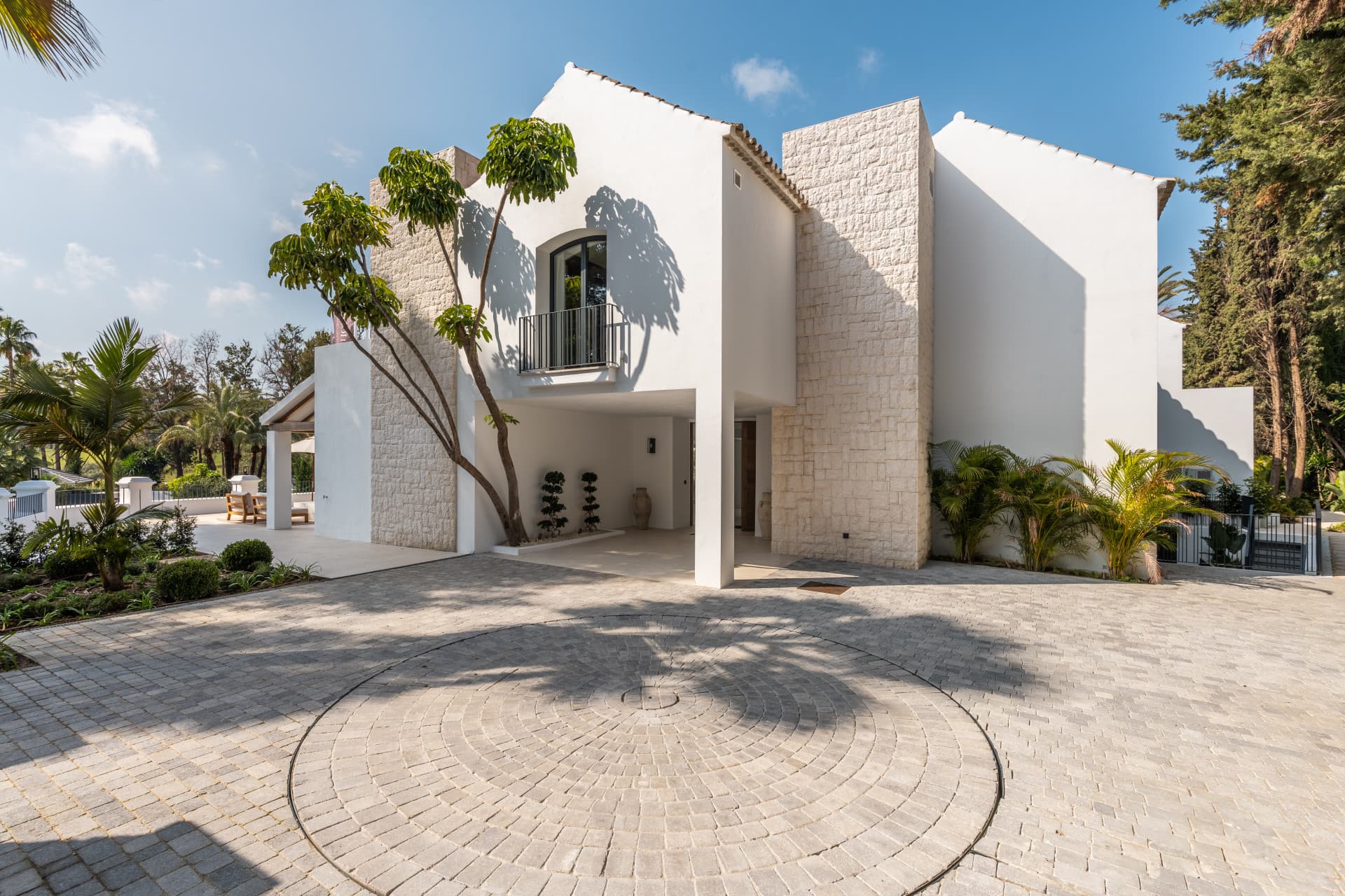 Located in the prestigious heart of Las Brisas, in Nueva Andalucía, Villa Las Palmeras represents an elegant fusion of c