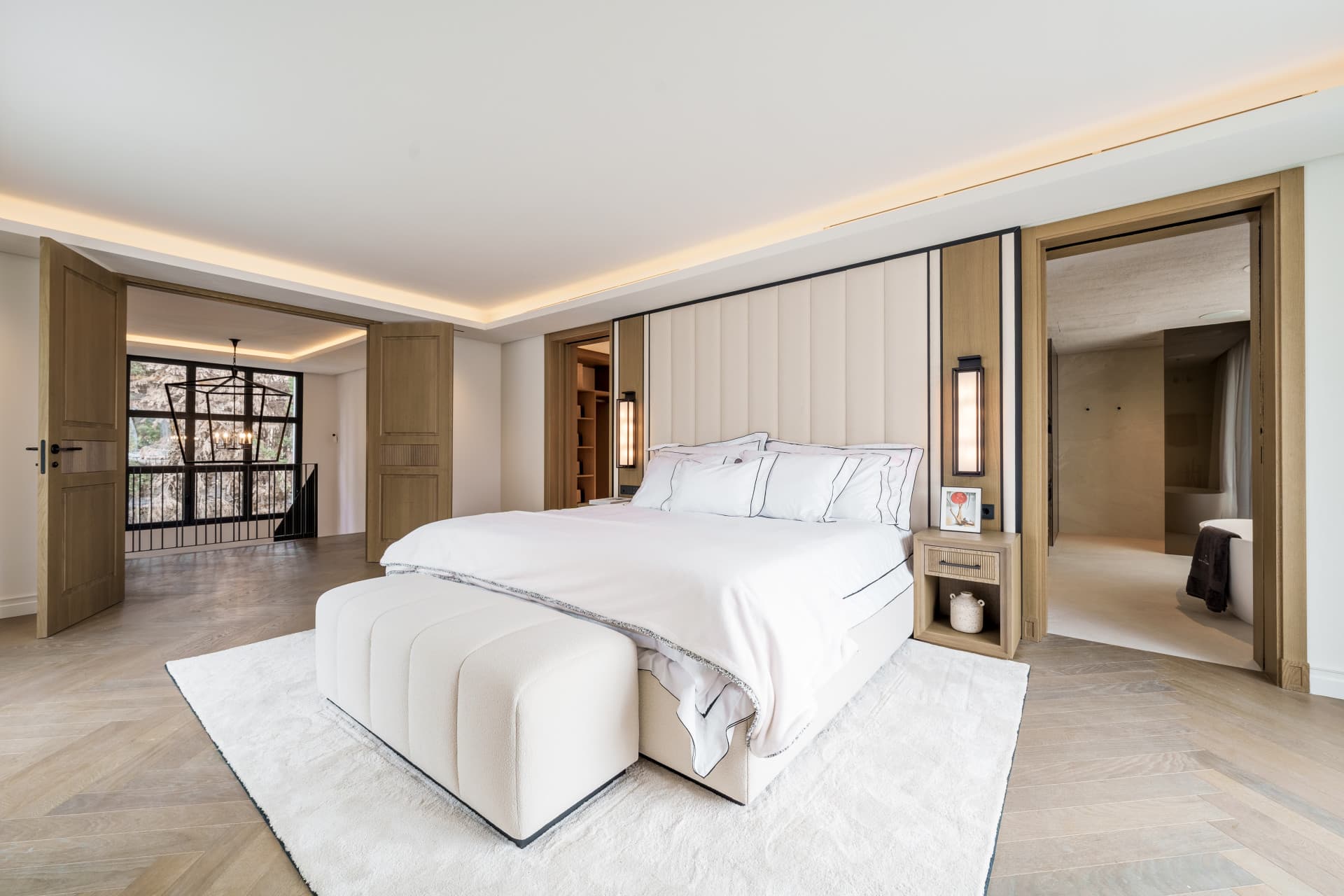 Located in the prestigious heart of Las Brisas, in Nueva Andalucía, Villa Las Palmeras represents an elegant fusion of c