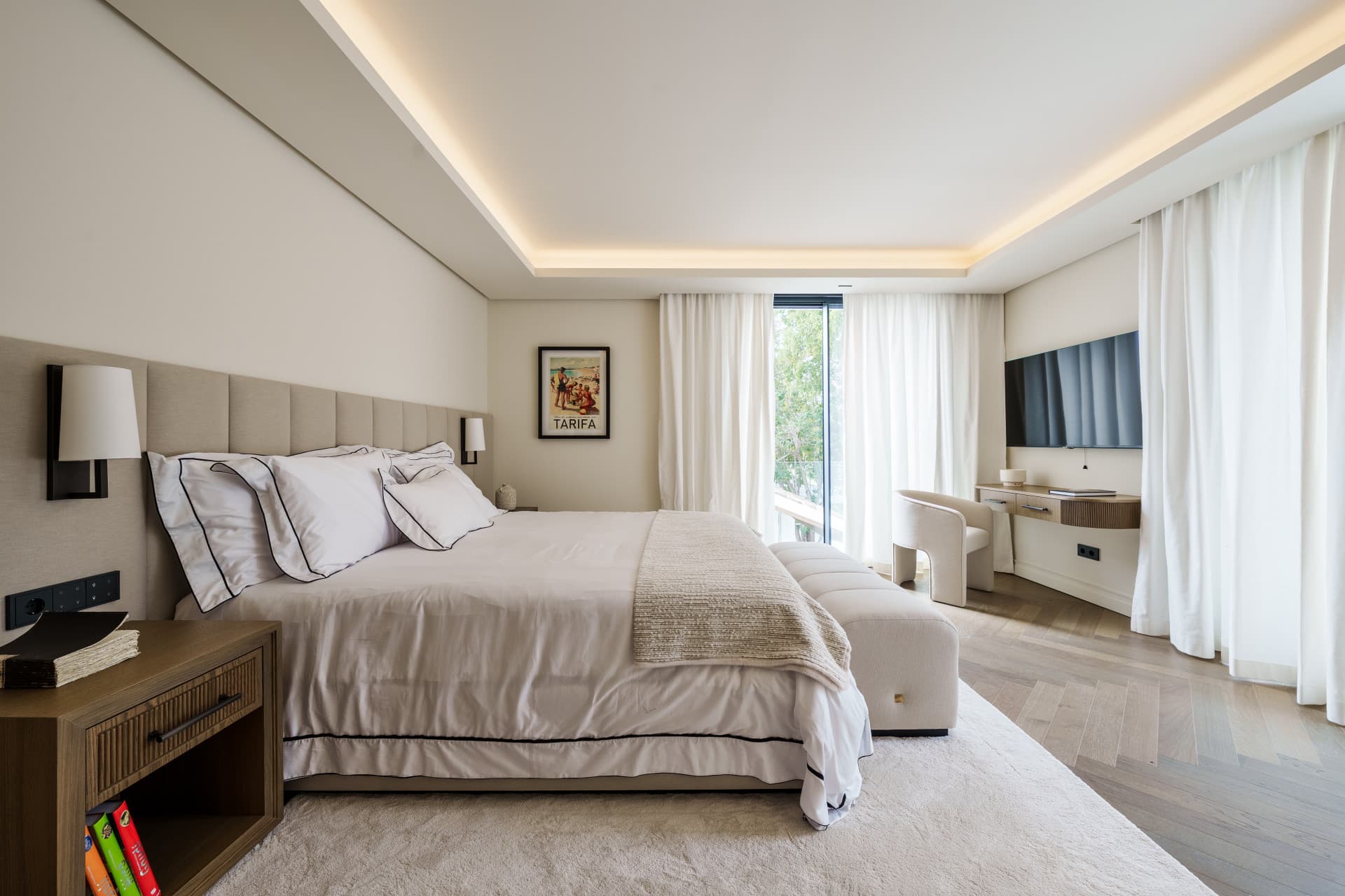 Located in the prestigious heart of Las Brisas, in Nueva Andalucía, Villa Las Palmeras represents an elegant fusion of c