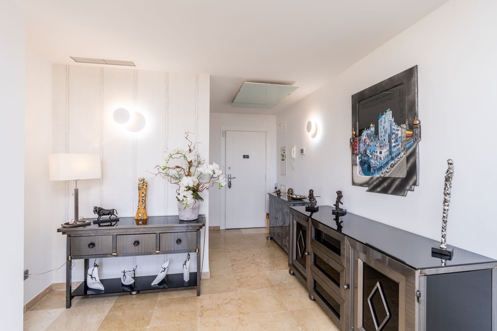 his spacious middle-floor apartment offers an exceptional combination of comfort, natural light and panoramic scenery, m