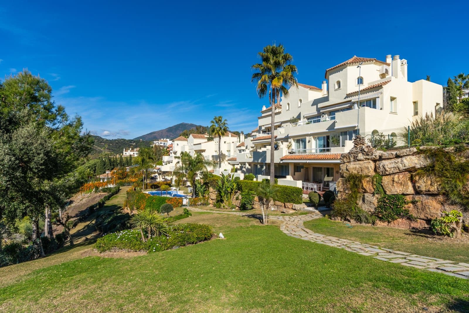 his spacious middle-floor apartment offers an exceptional combination of comfort, natural light and panoramic scenery, m