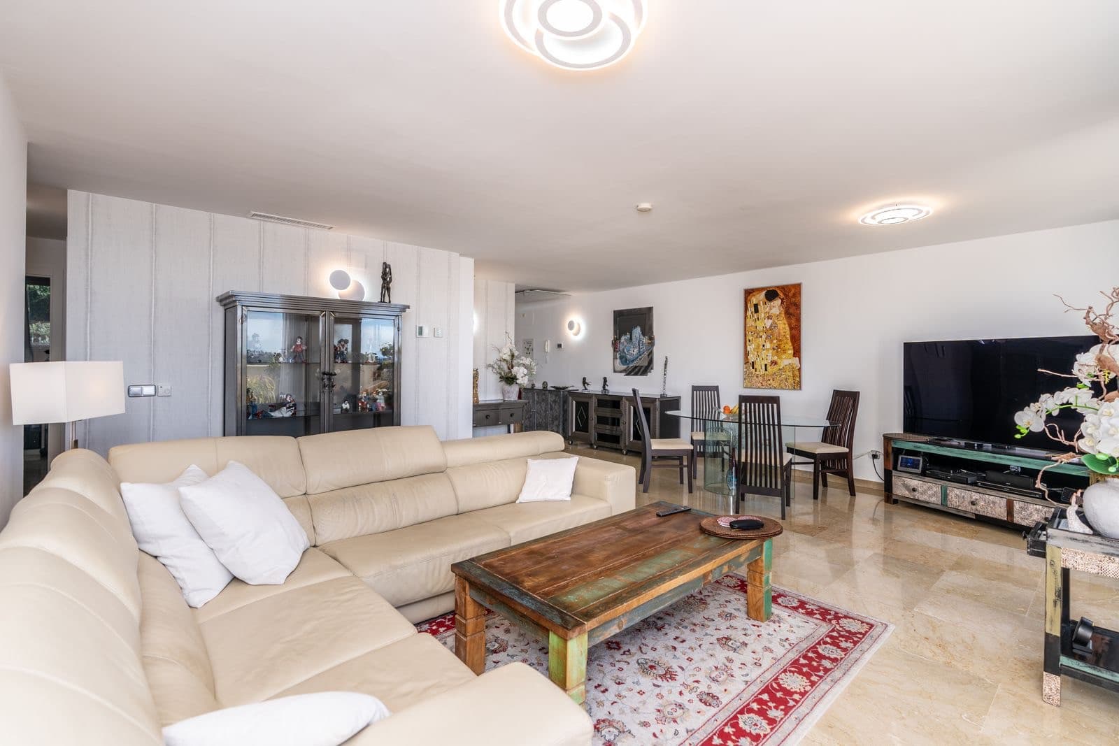 his spacious middle-floor apartment offers an exceptional combination of comfort, natural light and panoramic scenery, m