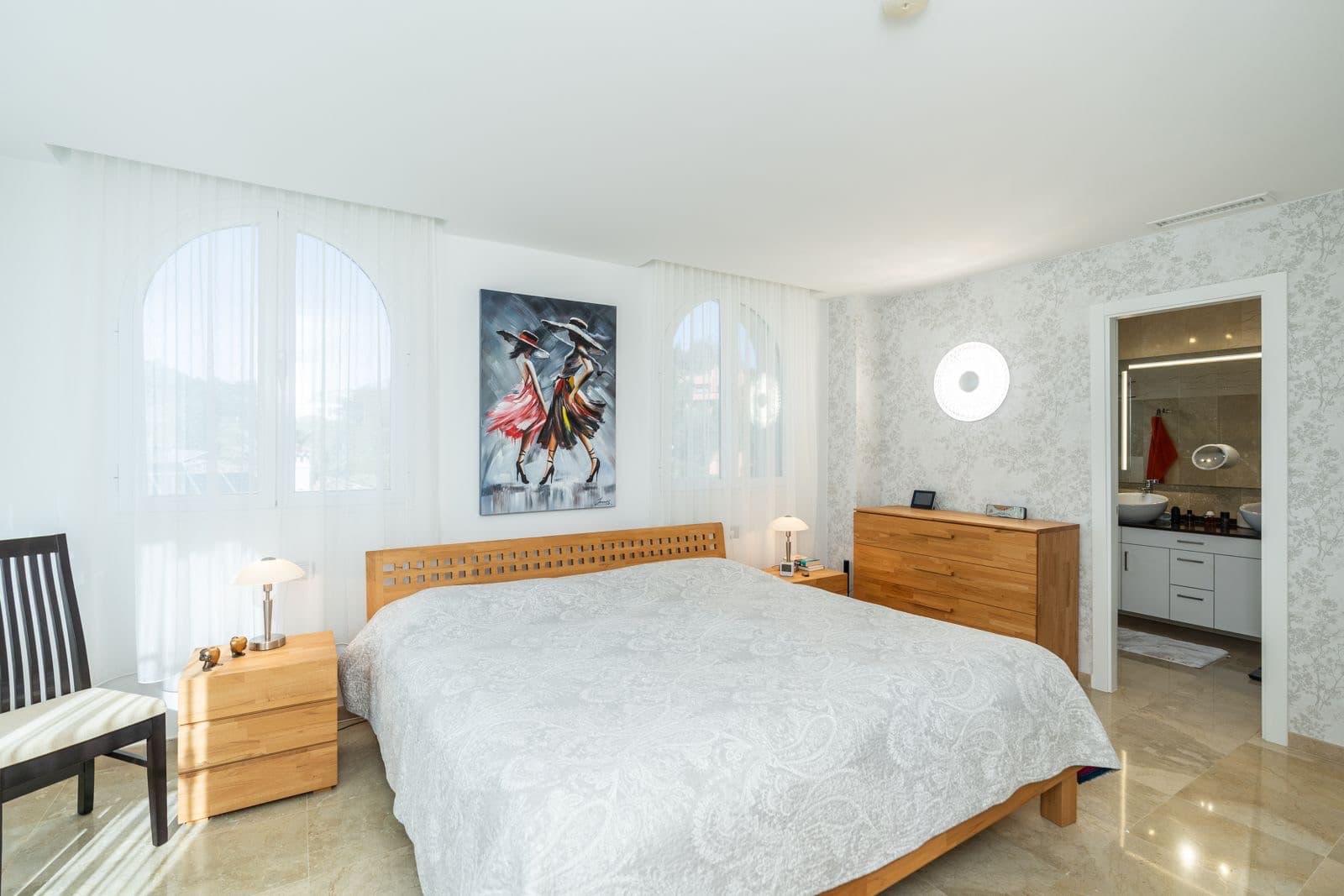his spacious middle-floor apartment offers an exceptional combination of comfort, natural light and panoramic scenery, m