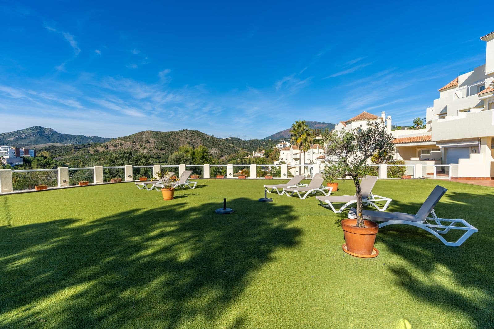 his spacious middle-floor apartment offers an exceptional combination of comfort, natural light and panoramic scenery, m