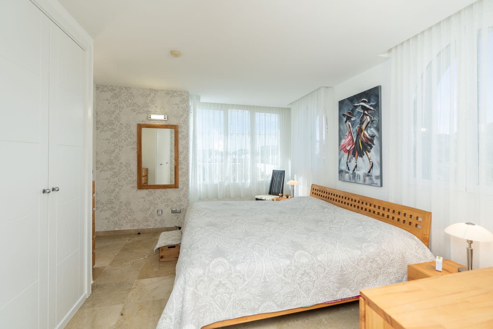 his spacious middle-floor apartment offers an exceptional combination of comfort, natural light and panoramic scenery, m