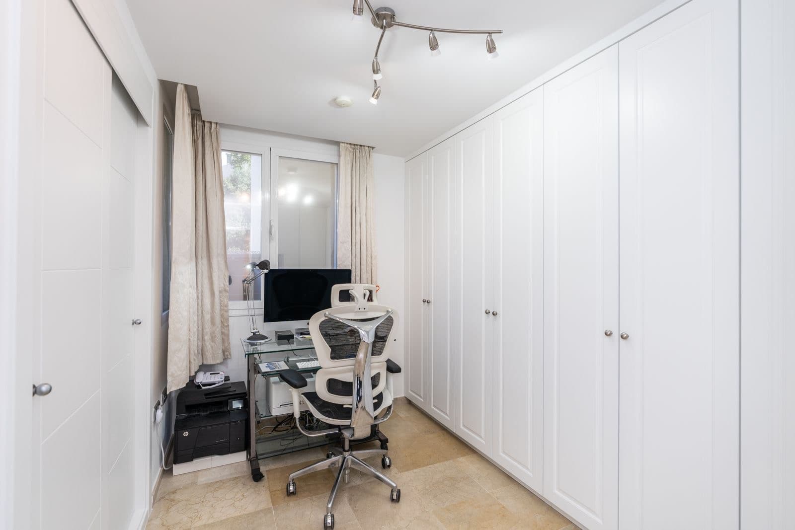 his spacious middle-floor apartment offers an exceptional combination of comfort, natural light and panoramic scenery, m