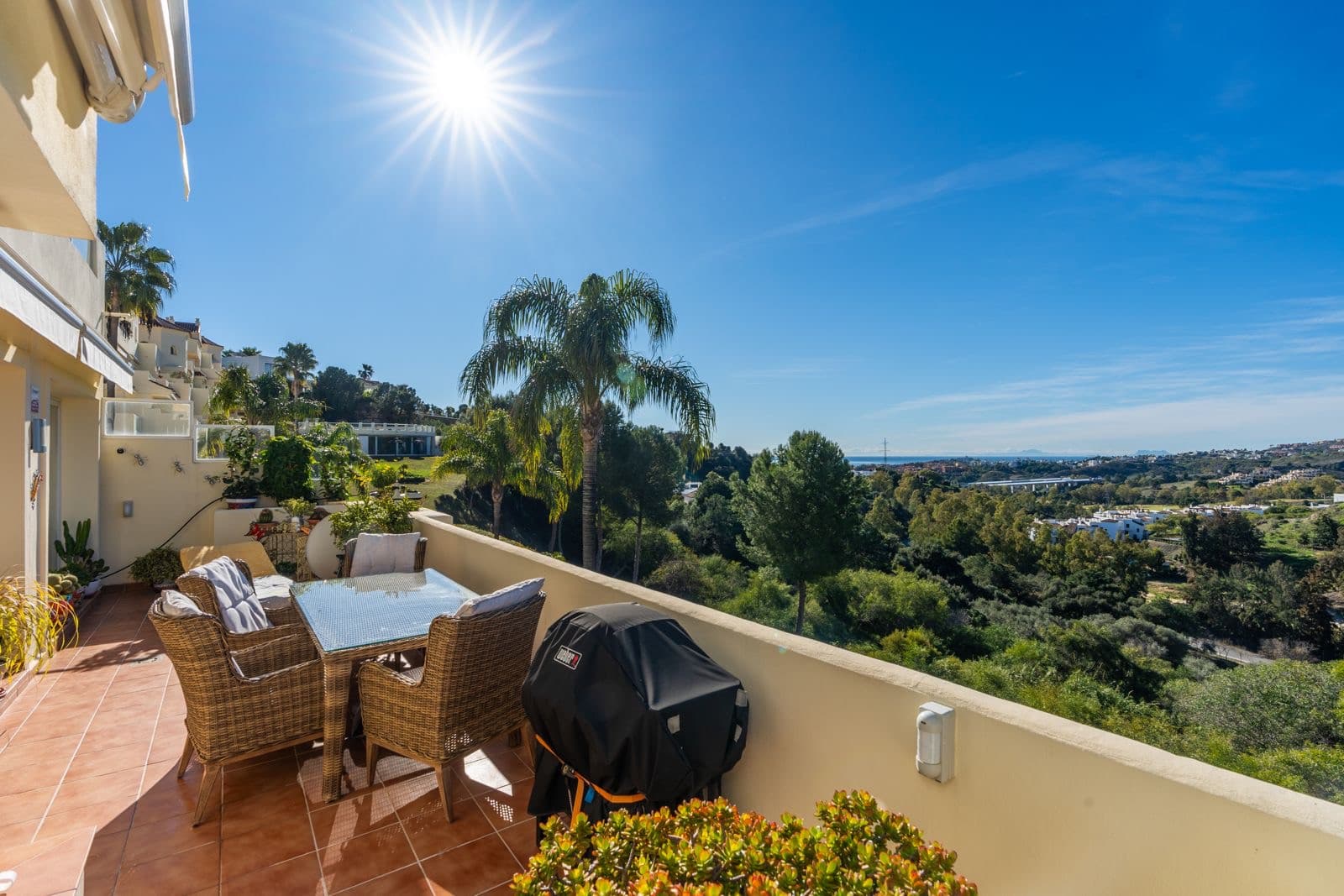 his spacious middle-floor apartment offers an exceptional combination of comfort, natural light and panoramic scenery, m