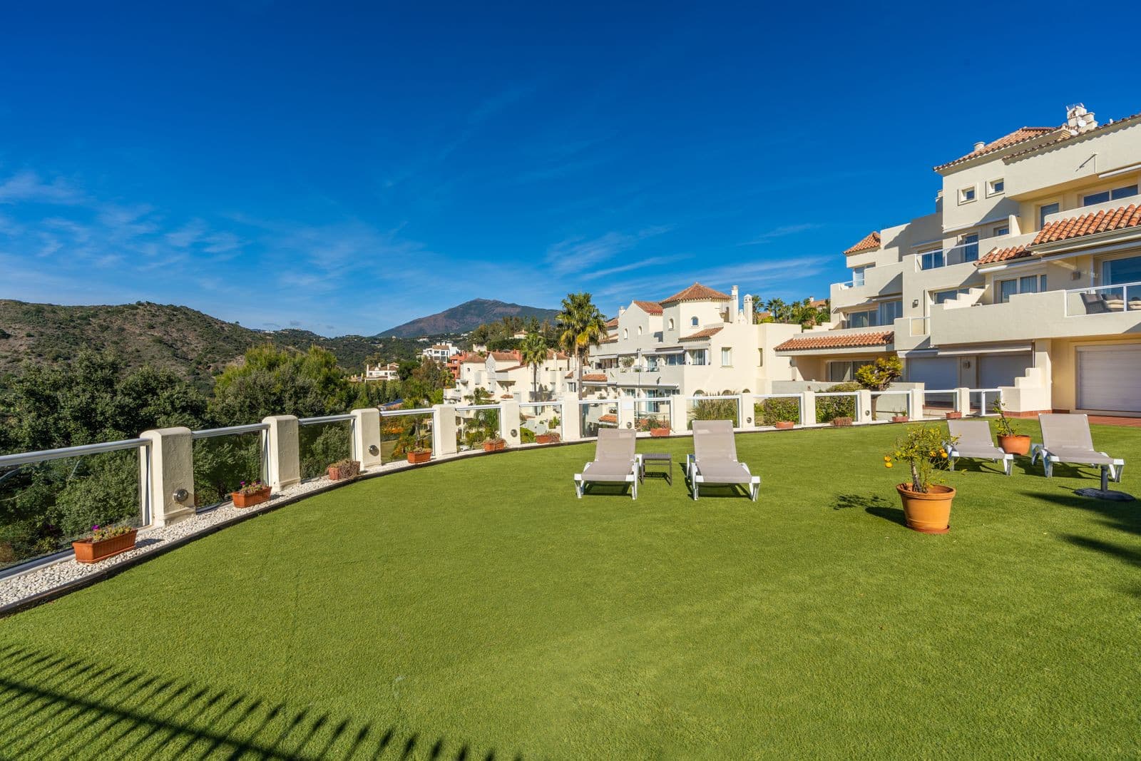 his spacious middle-floor apartment offers an exceptional combination of comfort, natural light and panoramic scenery, m
