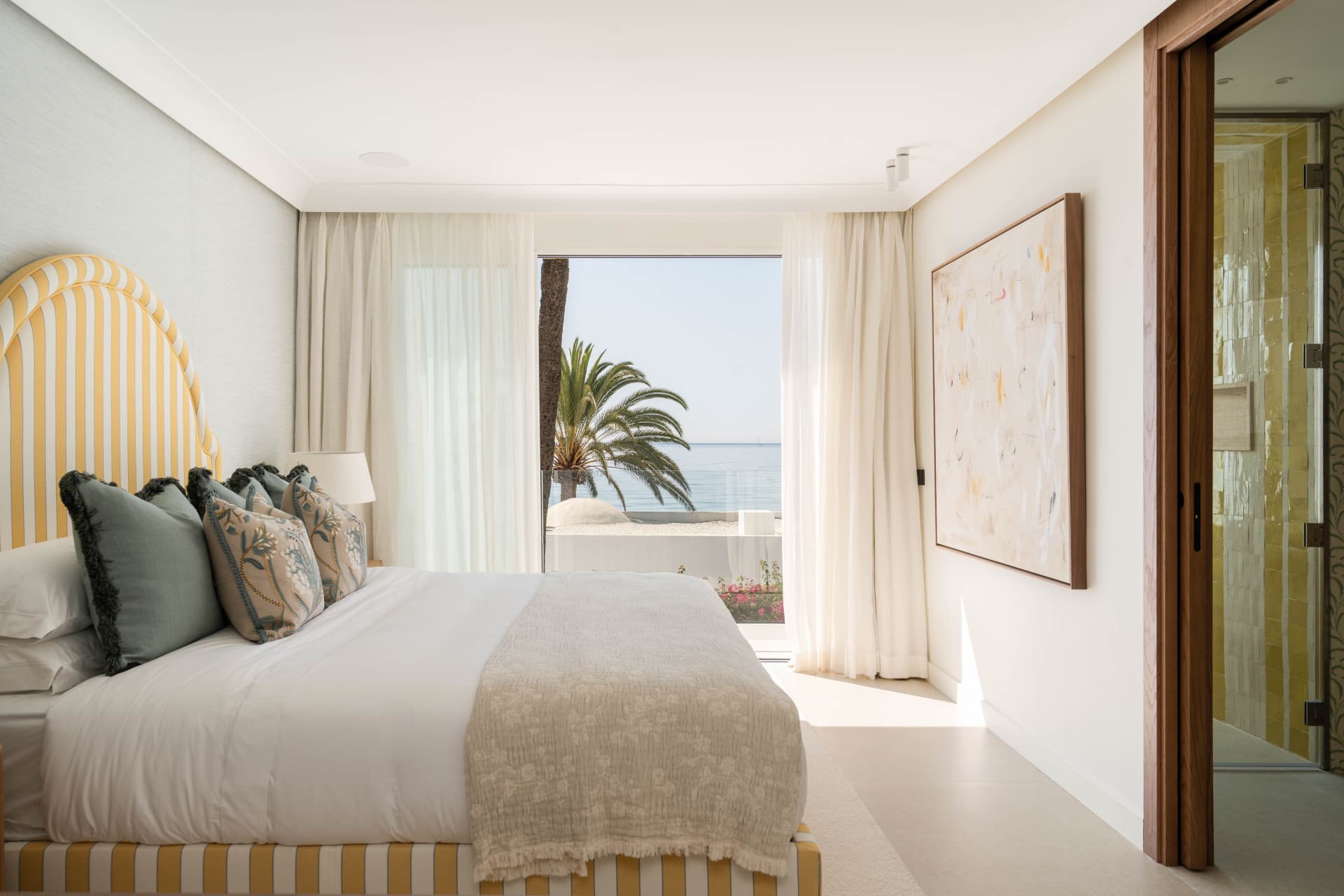 Timeless Beachfront Elegance on Marbella’s Golden Mile Built Size: 314 m² (194 m² interior + 120 m² terraces) Location: