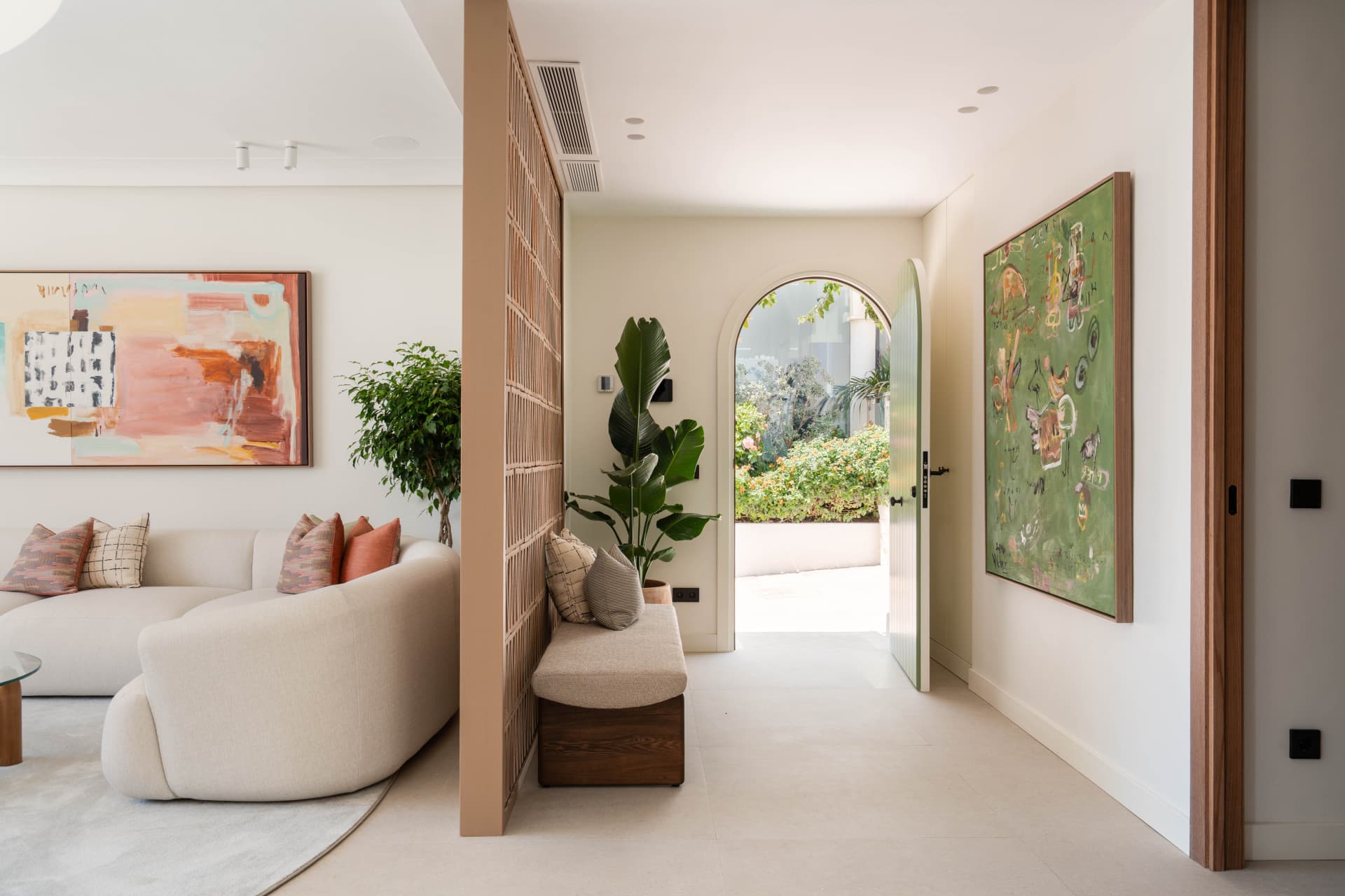 Timeless Beachfront Elegance on Marbella’s Golden Mile Built Size: 314 m² (194 m² interior + 120 m² terraces) Location: