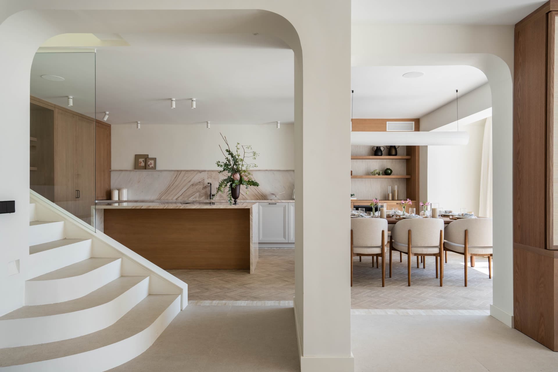 Timeless Beachfront Elegance on Marbella’s Golden Mile Built Size: 314 m² (194 m² interior + 120 m² terraces) Location: