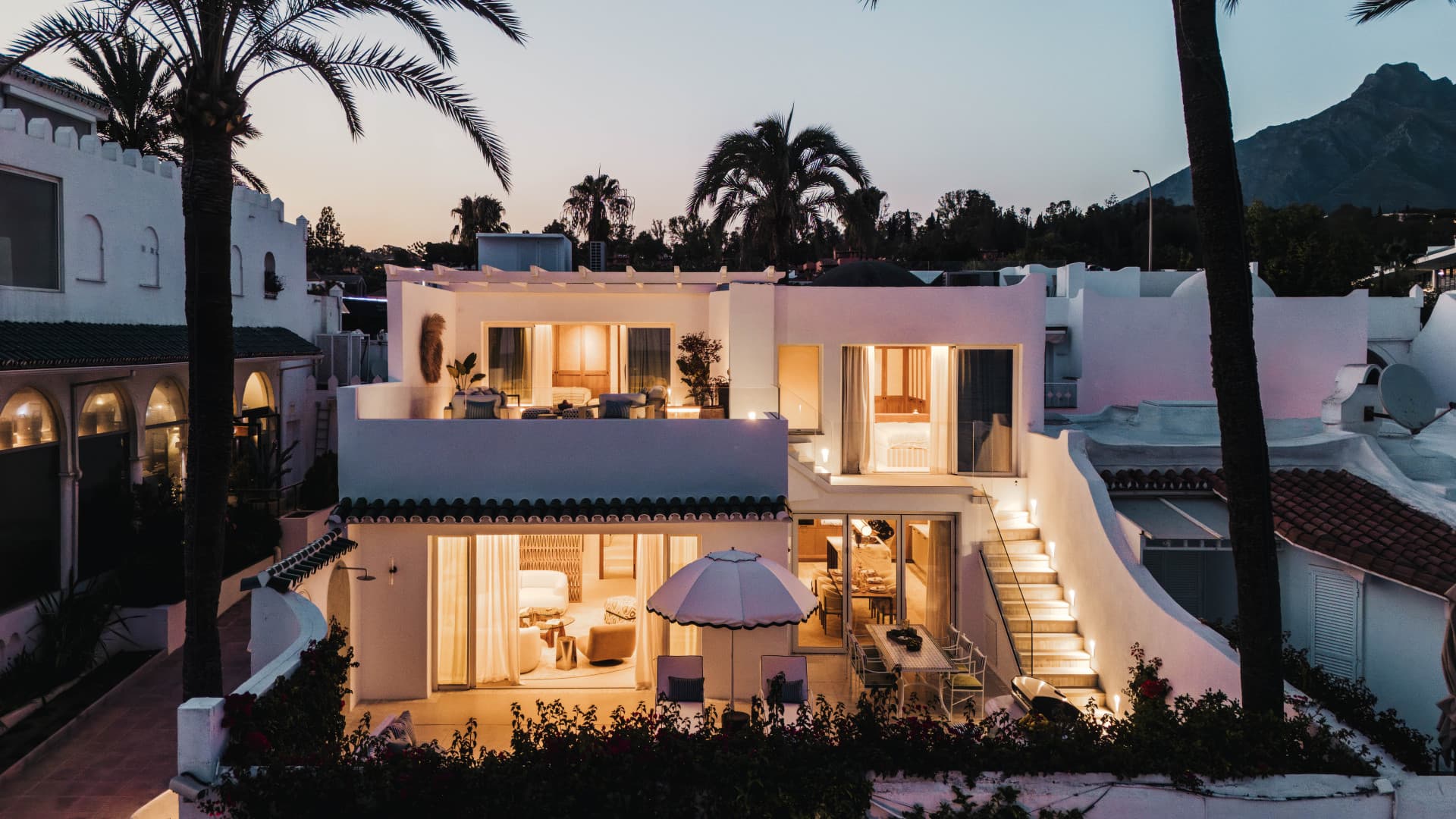 Timeless Beachfront Elegance on Marbella’s Golden Mile Built Size: 314 m² (194 m² interior + 120 m² terraces) Location: