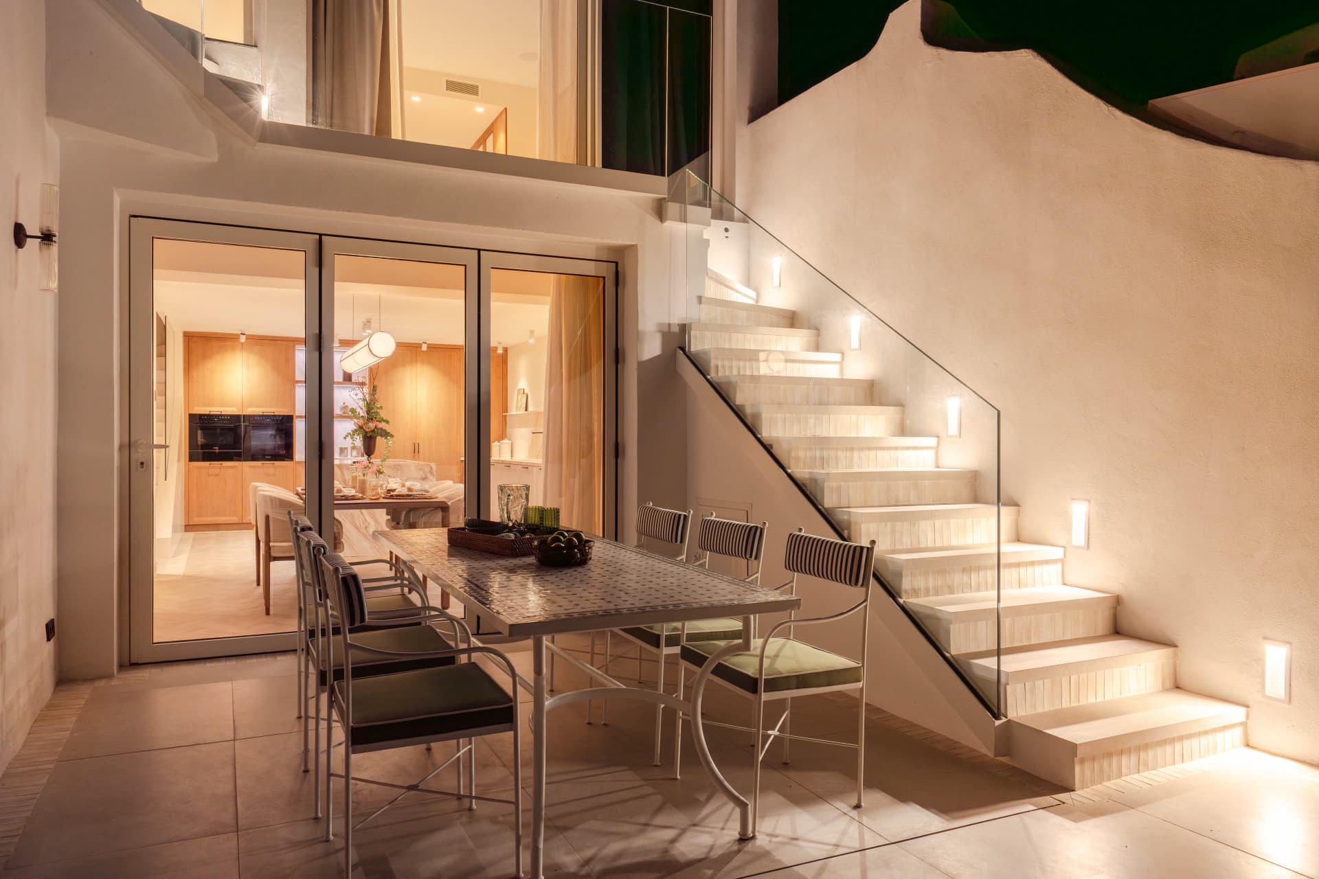 Timeless Beachfront Elegance on Marbella’s Golden Mile Built Size: 314 m² (194 m² interior + 120 m² terraces) Location: