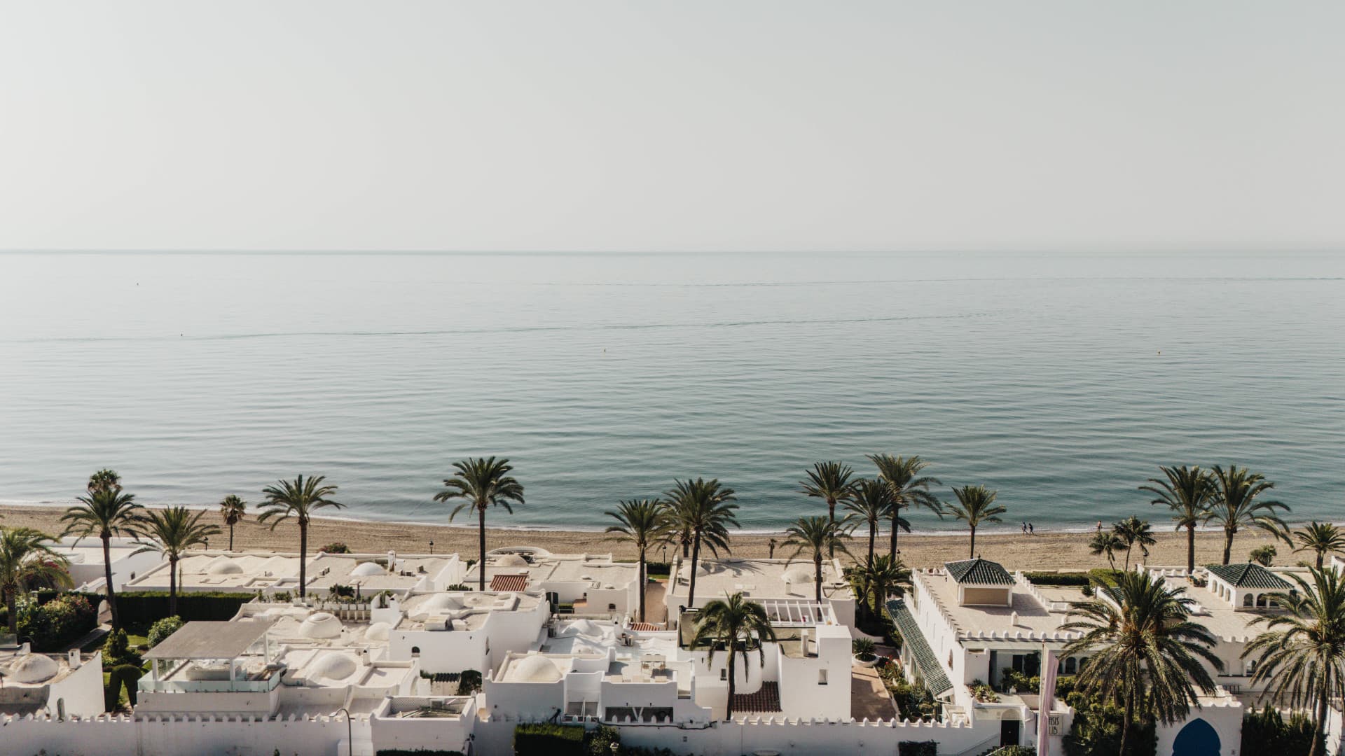 Timeless Beachfront Elegance on Marbella’s Golden Mile Built Size: 314 m² (194 m² interior + 120 m² terraces) Location: