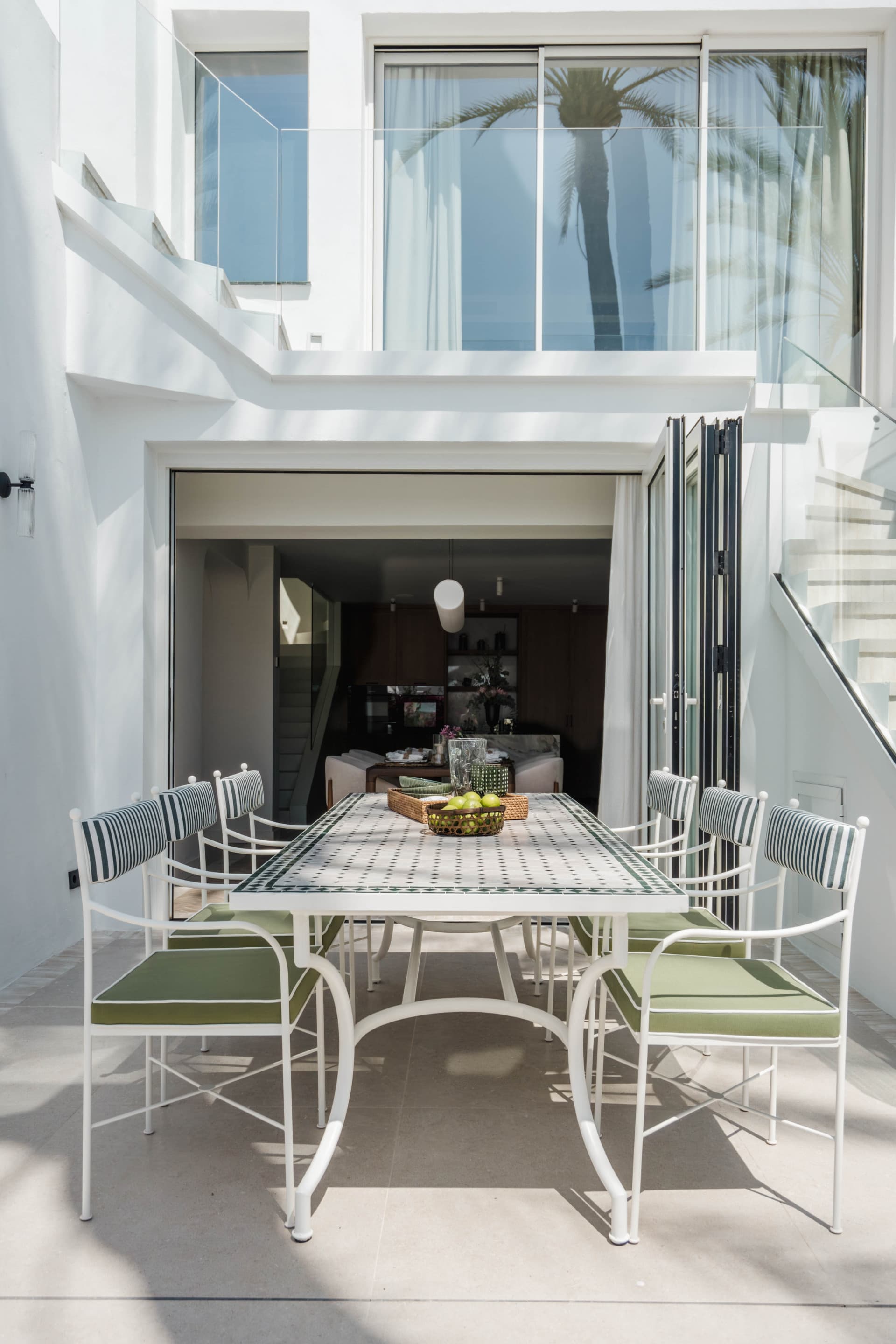 Timeless Beachfront Elegance on Marbella’s Golden Mile Built Size: 314 m² (194 m² interior + 120 m² terraces) Location:
