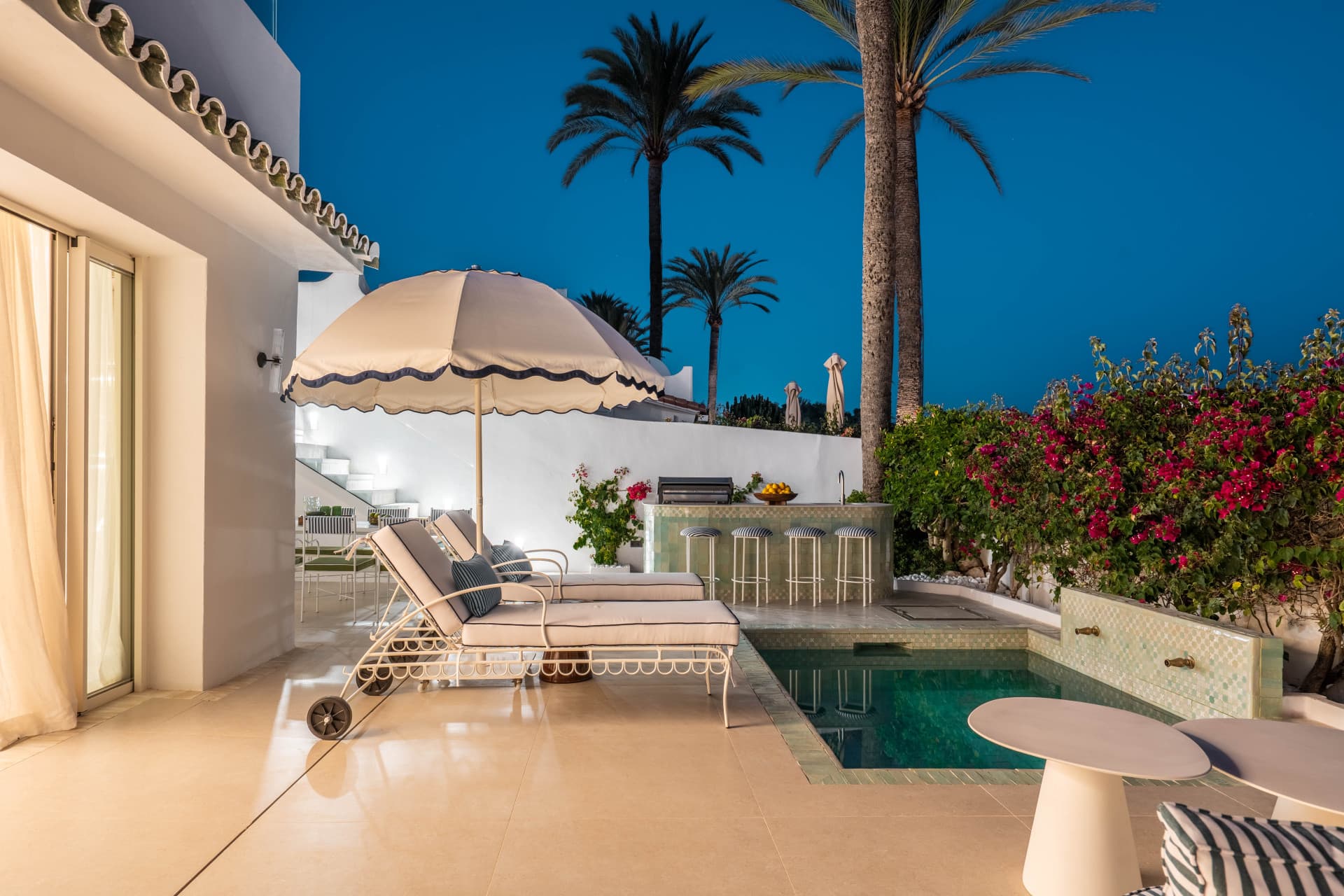 Timeless Beachfront Elegance on Marbella’s Golden Mile Built Size: 314 m² (194 m² interior + 120 m² terraces) Location: