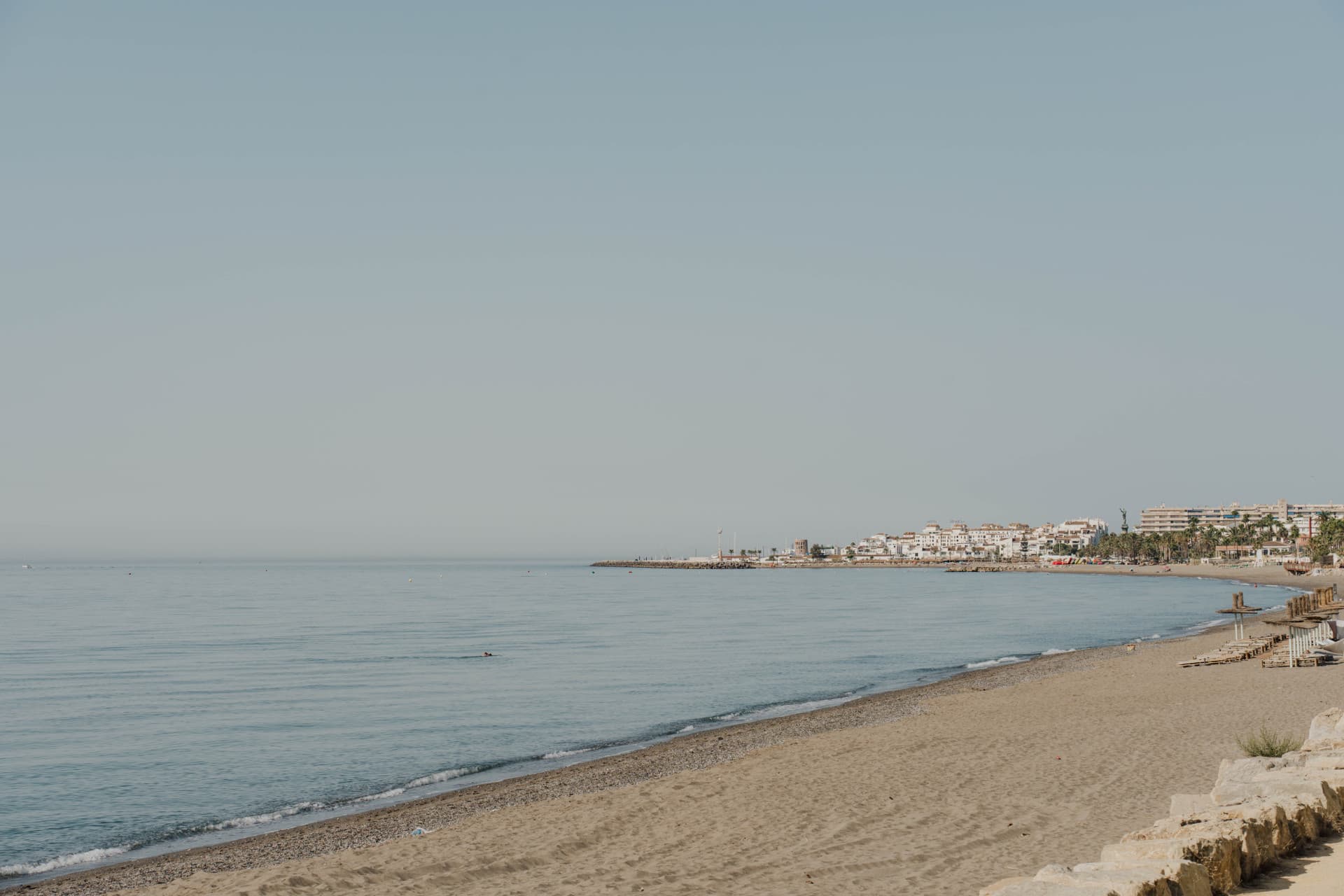 Timeless Beachfront Elegance on Marbella’s Golden Mile Built Size: 314 m² (194 m² interior + 120 m² terraces) Location: