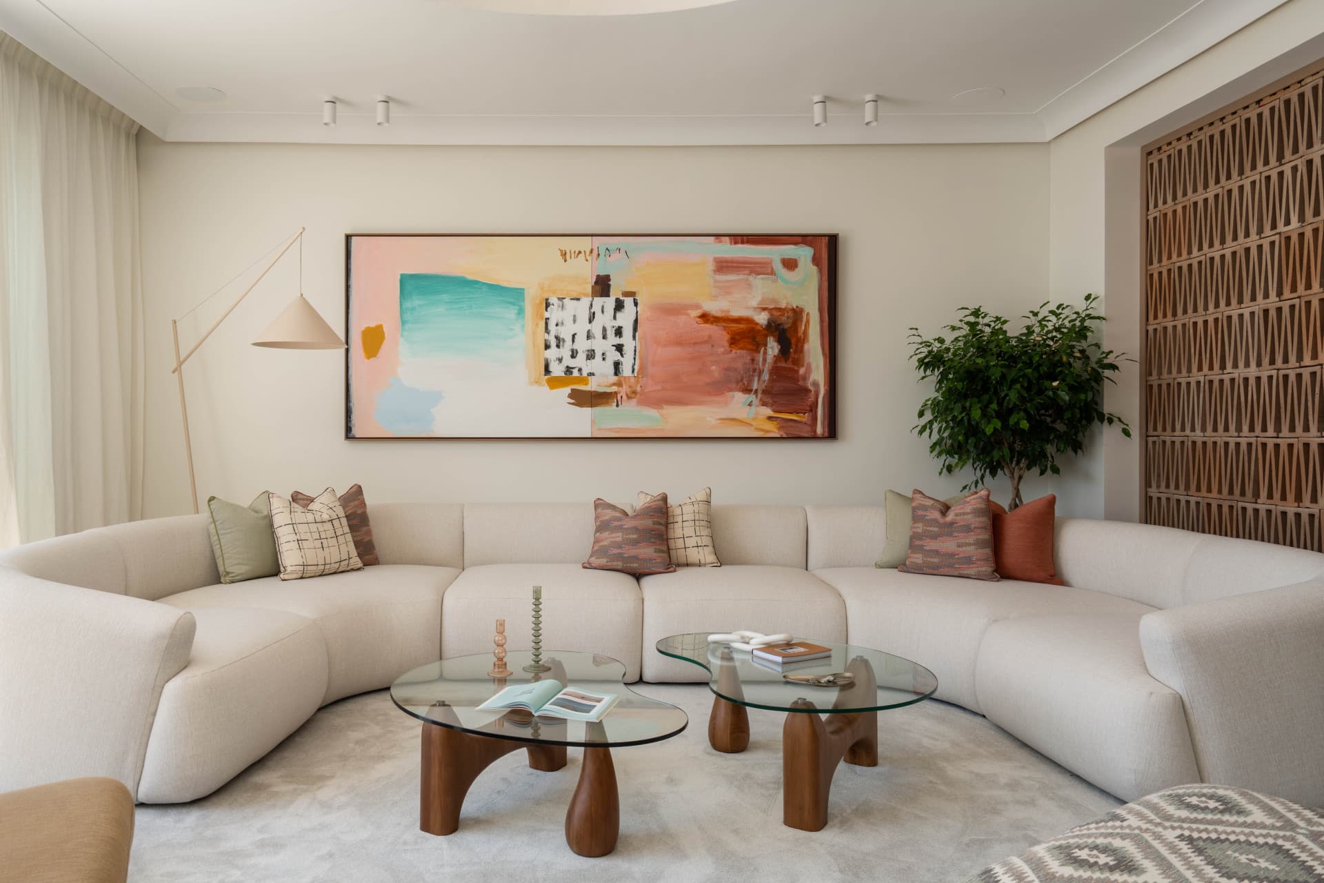 Timeless Beachfront Elegance on Marbella’s Golden Mile Built Size: 314 m² (194 m² interior + 120 m² terraces) Location: