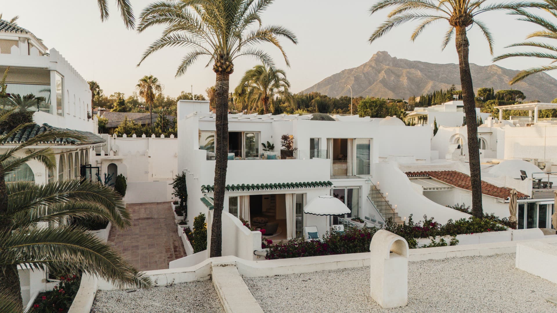 Timeless Beachfront Elegance on Marbella’s Golden Mile Built Size: 314 m² (194 m² interior + 120 m² terraces) Location: