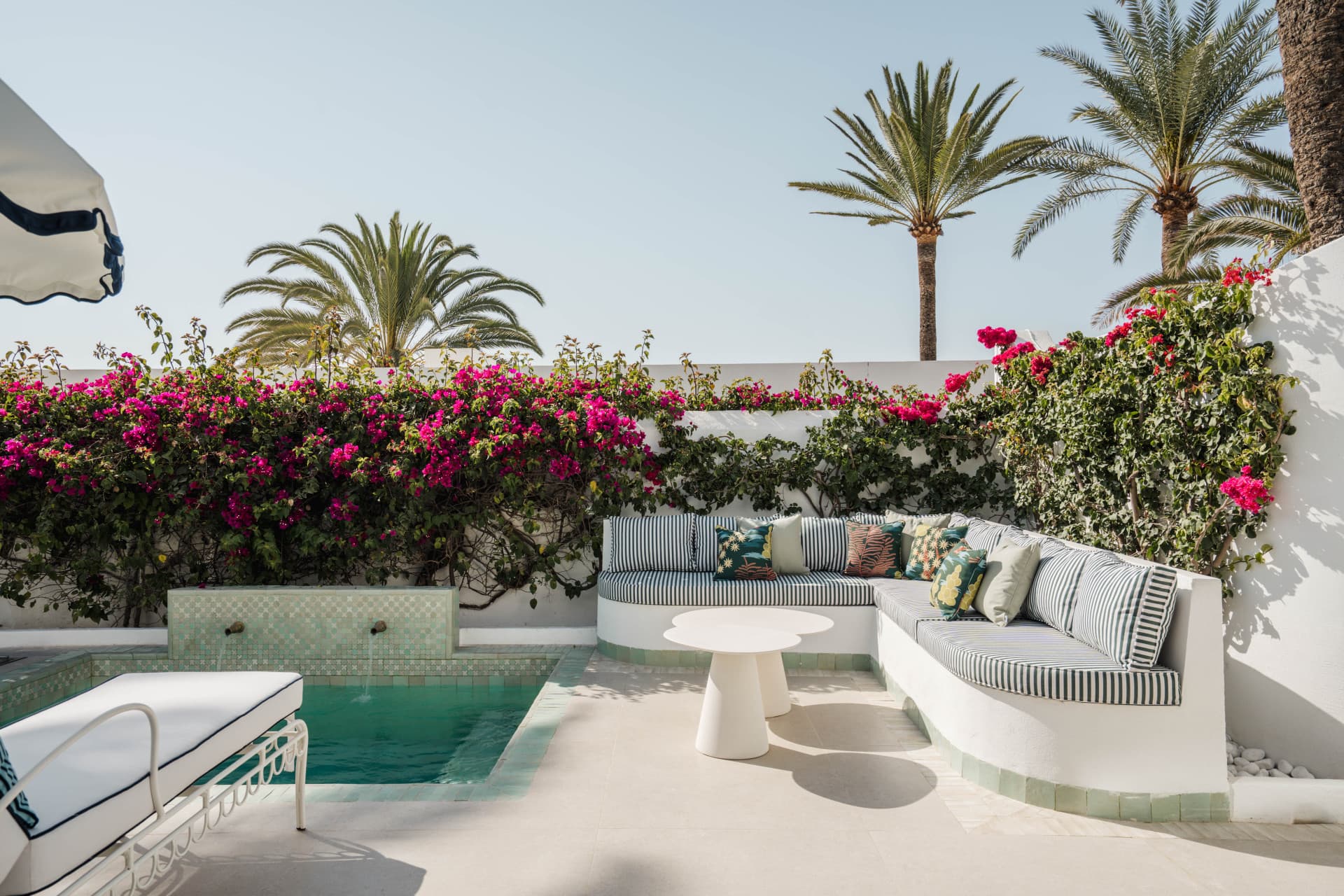 Timeless Beachfront Elegance on Marbella’s Golden Mile Built Size: 314 m² (194 m² interior + 120 m² terraces) Location: