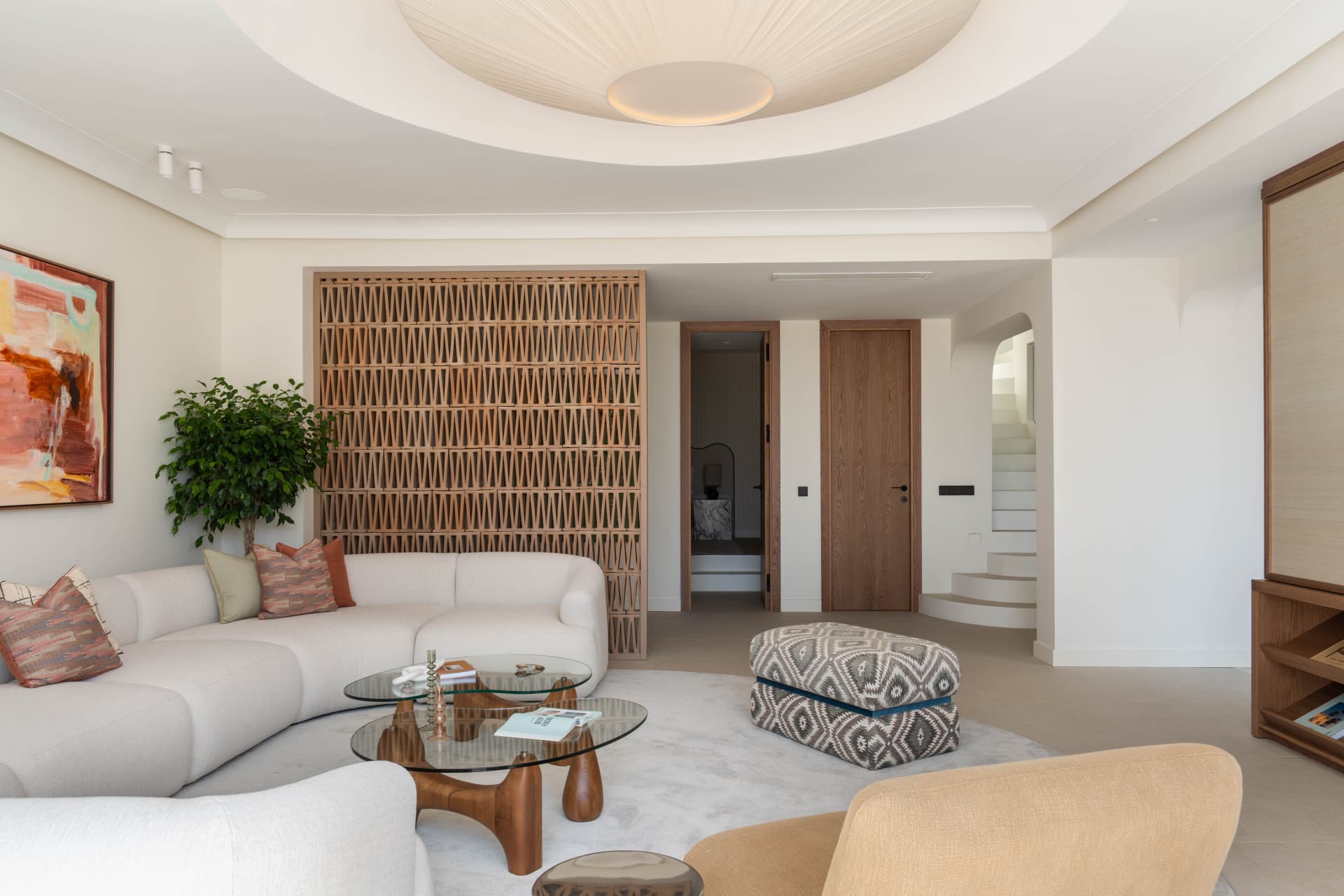 Timeless Beachfront Elegance on Marbella’s Golden Mile Built Size: 314 m² (194 m² interior + 120 m² terraces) Location: