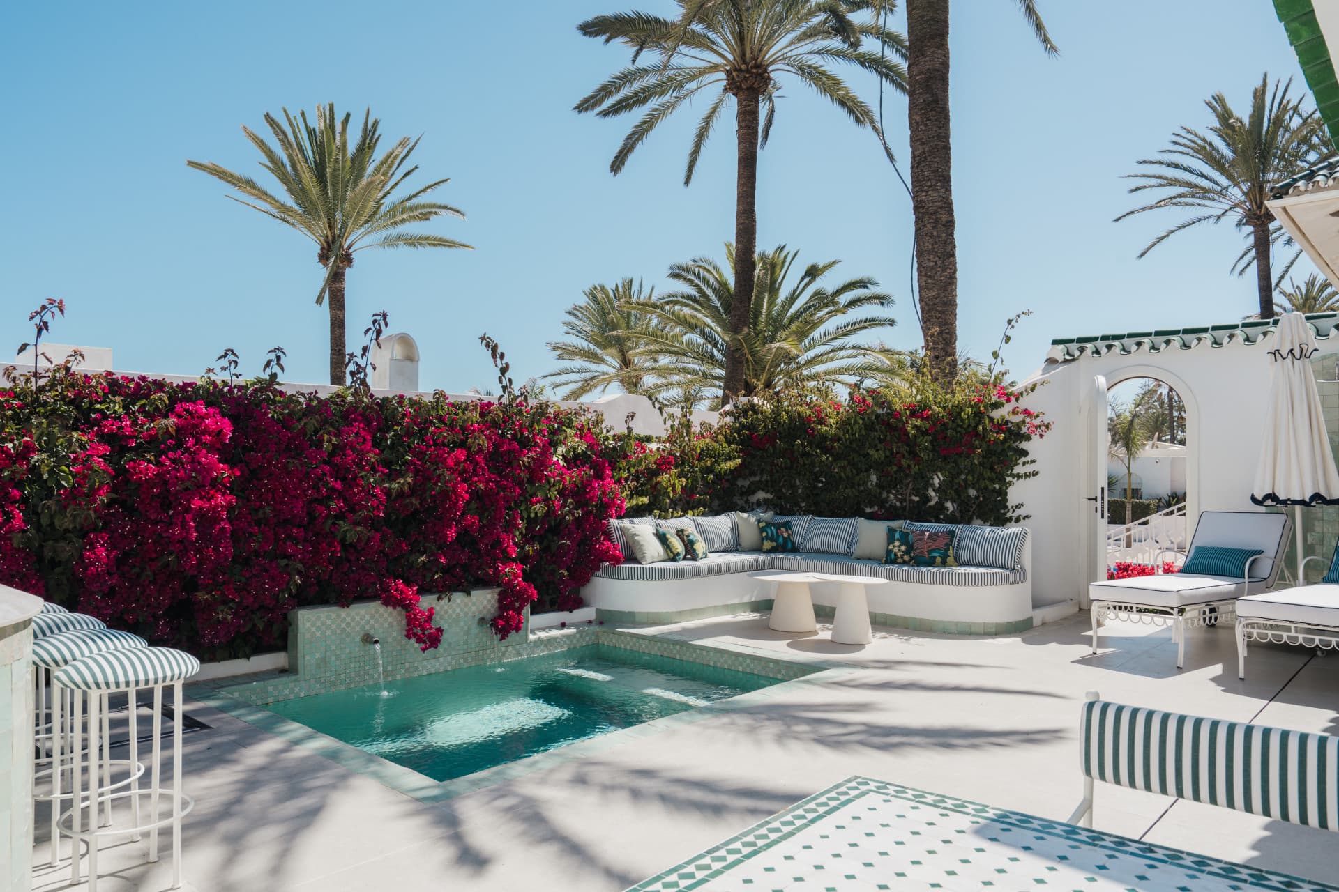 Timeless Beachfront Elegance on Marbella’s Golden Mile Built Size: 314 m² (194 m² interior + 120 m² terraces) Location: