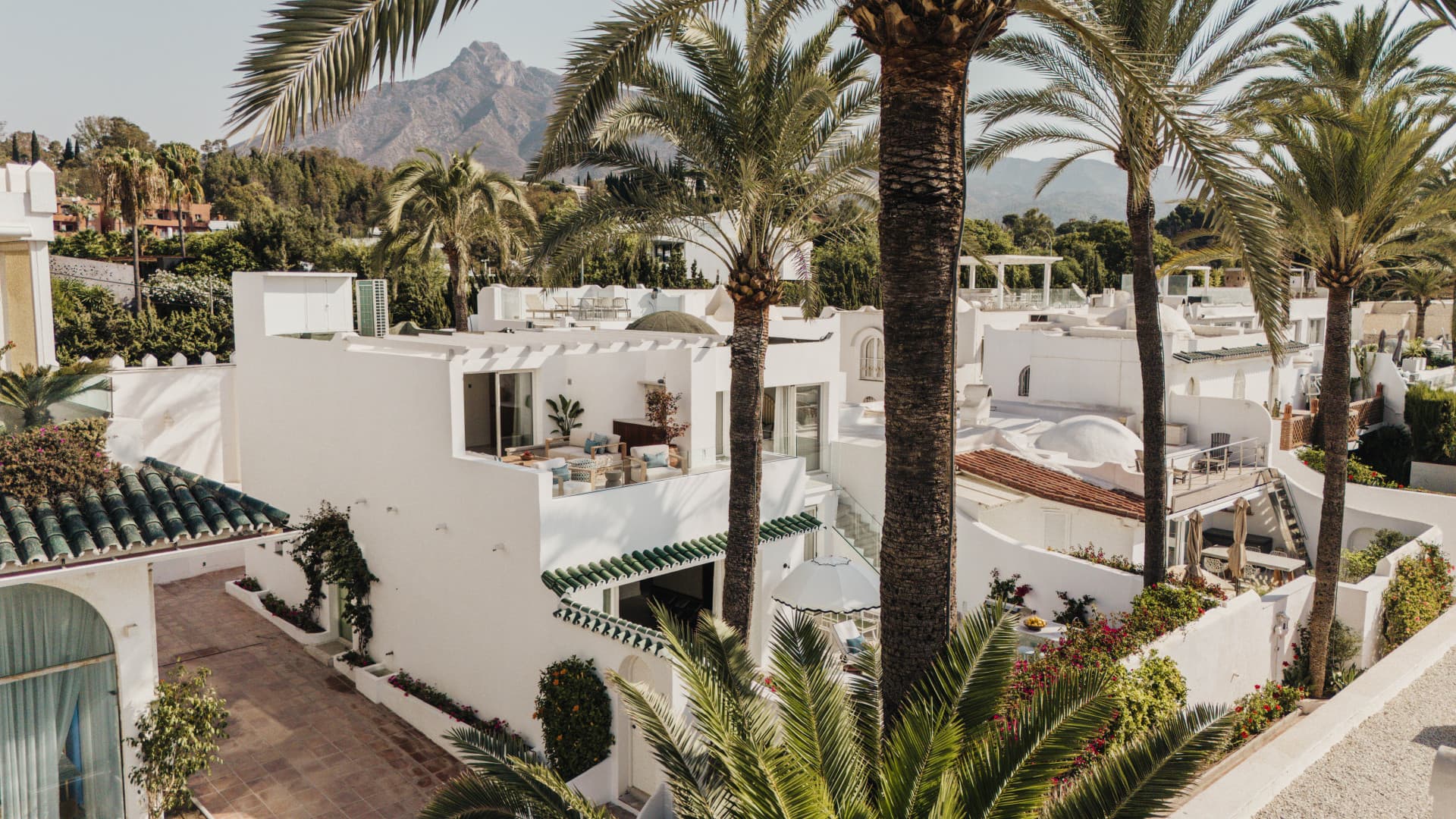 Timeless Beachfront Elegance on Marbella’s Golden Mile Built Size: 314 m² (194 m² interior + 120 m² terraces) Location: